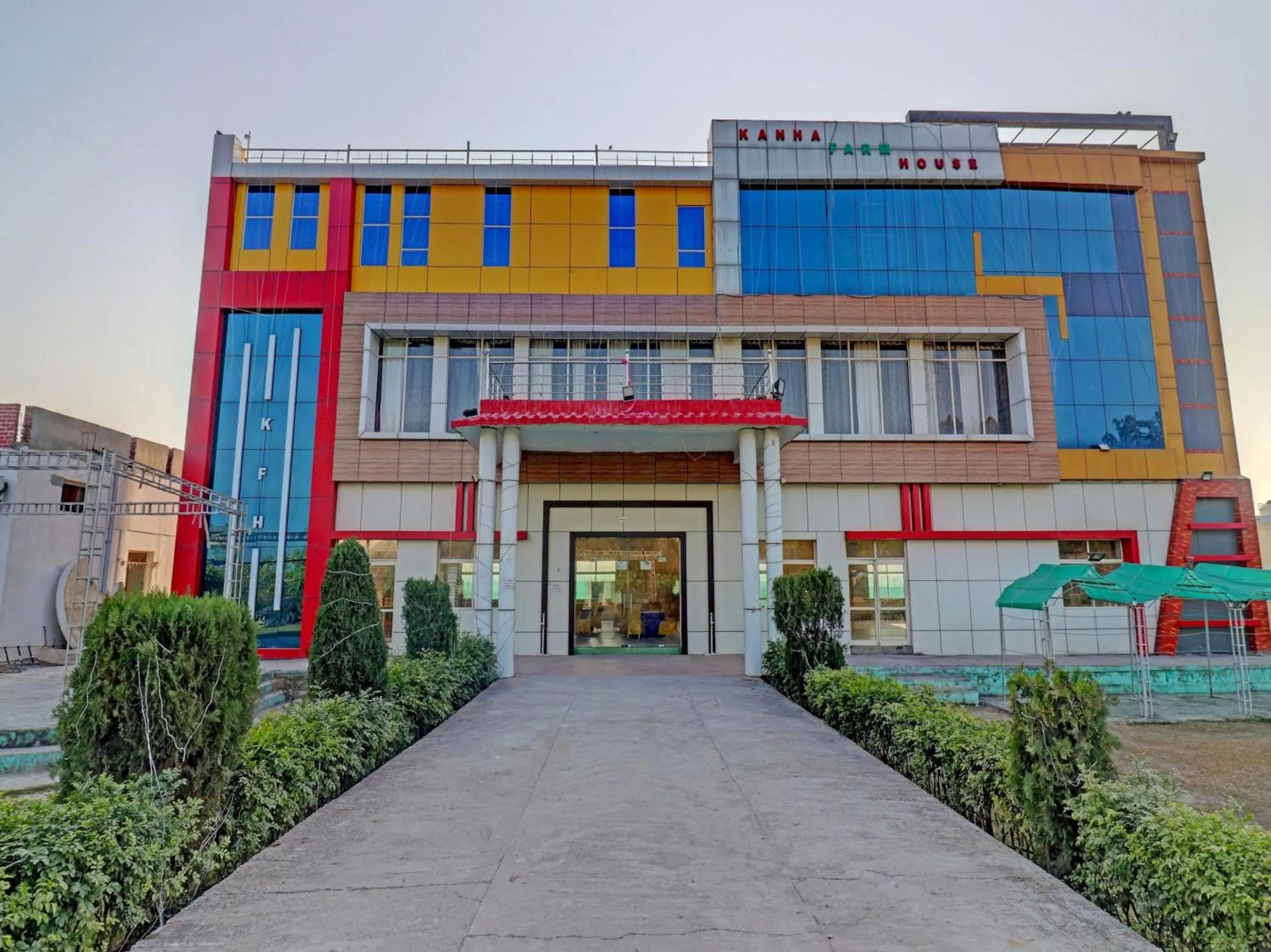 Facade/entrance in Capital O Kanha Resort