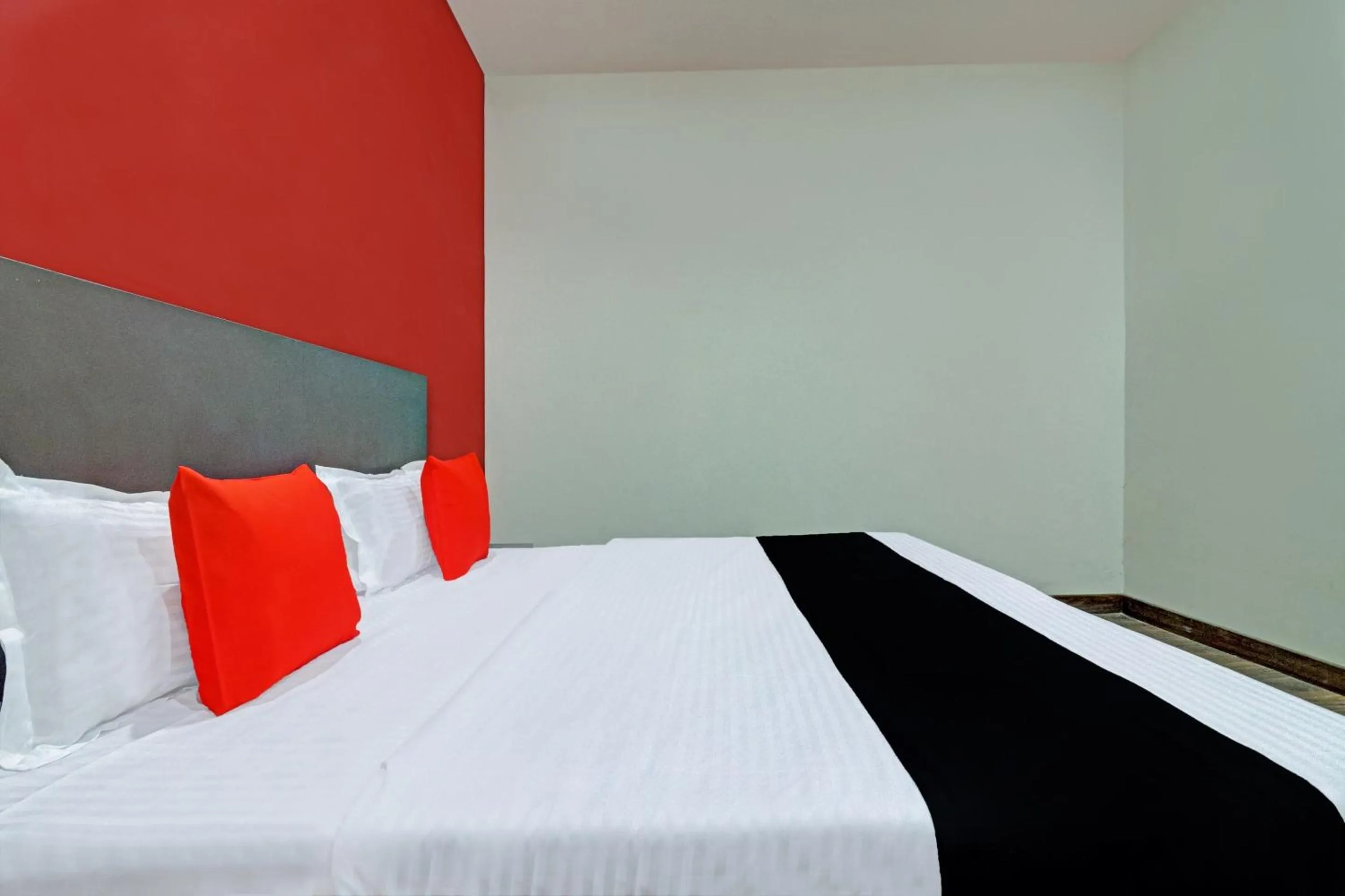 Bedroom in Capital O Kanha Resort