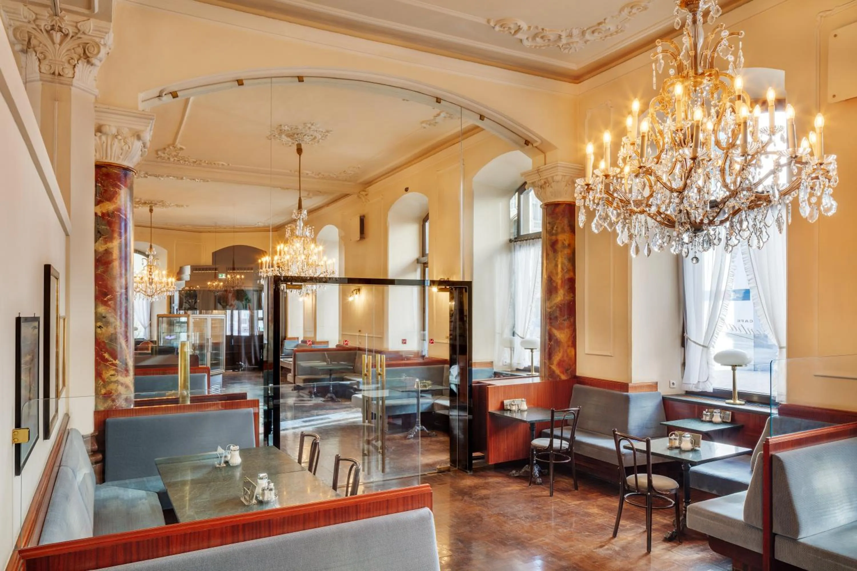 Restaurant/places to eat in Hotel Central