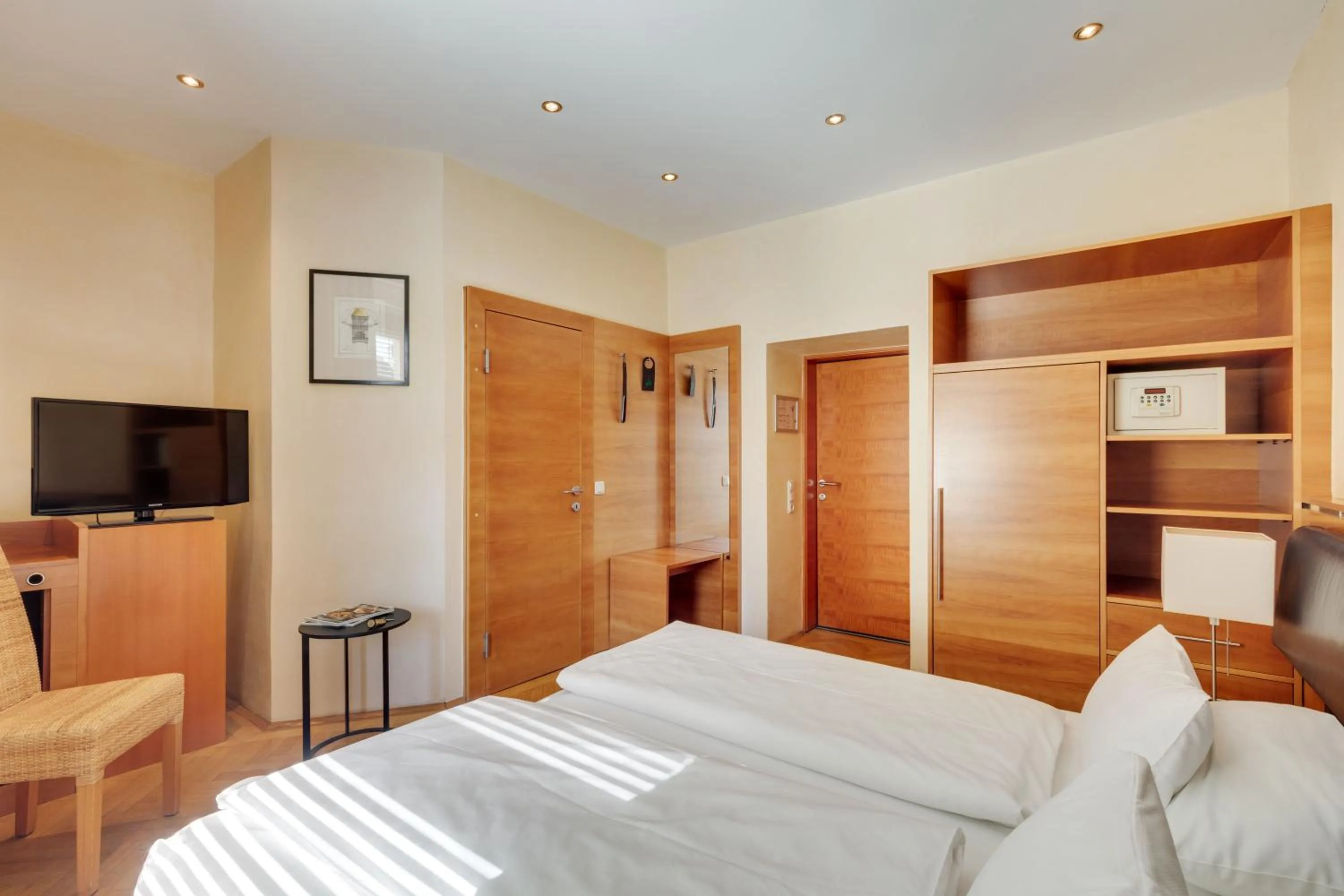 Photo of the whole room, Bed in Hotel Central