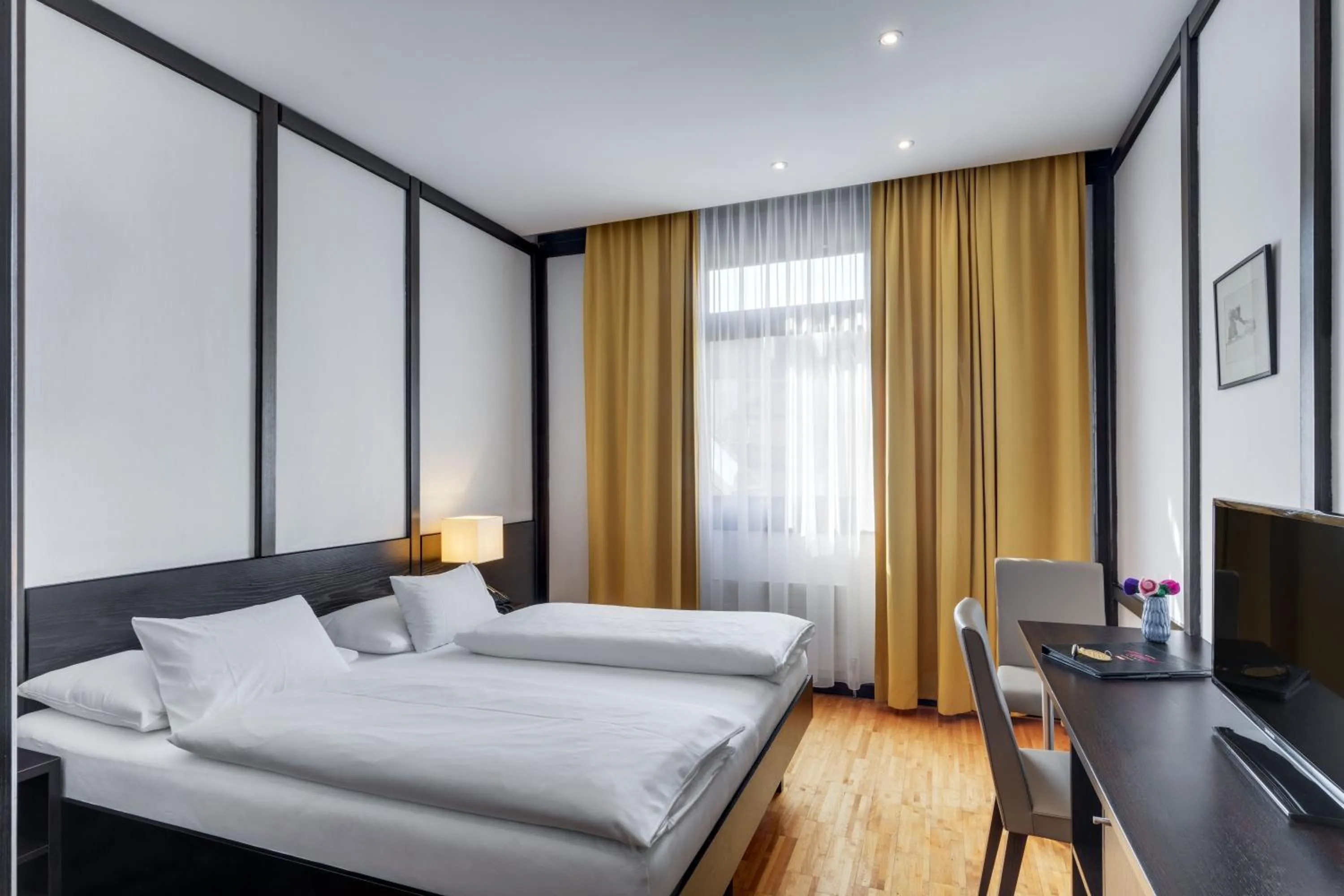 Photo of the whole room, Bed in Hotel Central