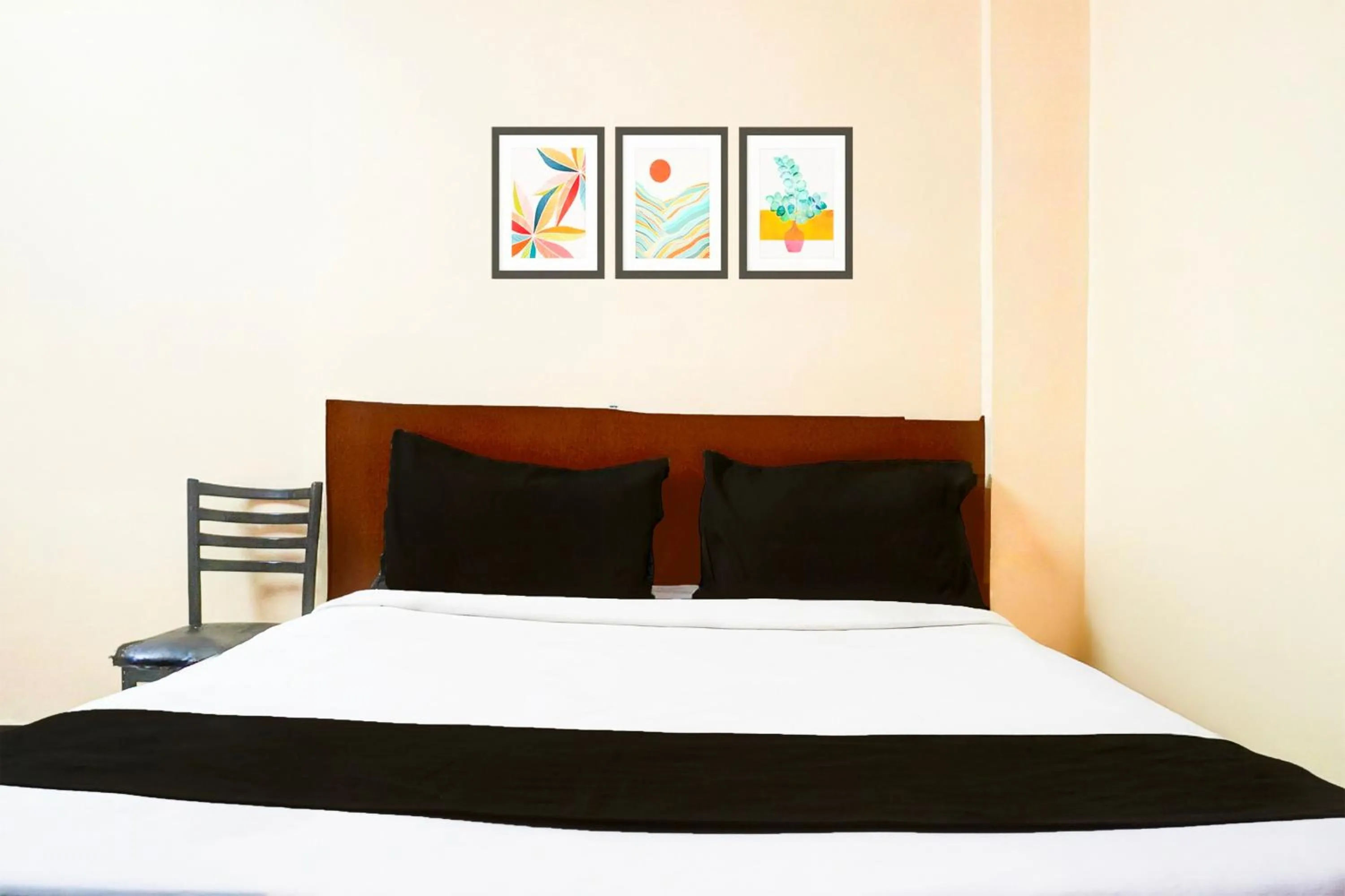 Bedroom, Bed in Super Hotel O Laxmi Chowk Hinjewadi