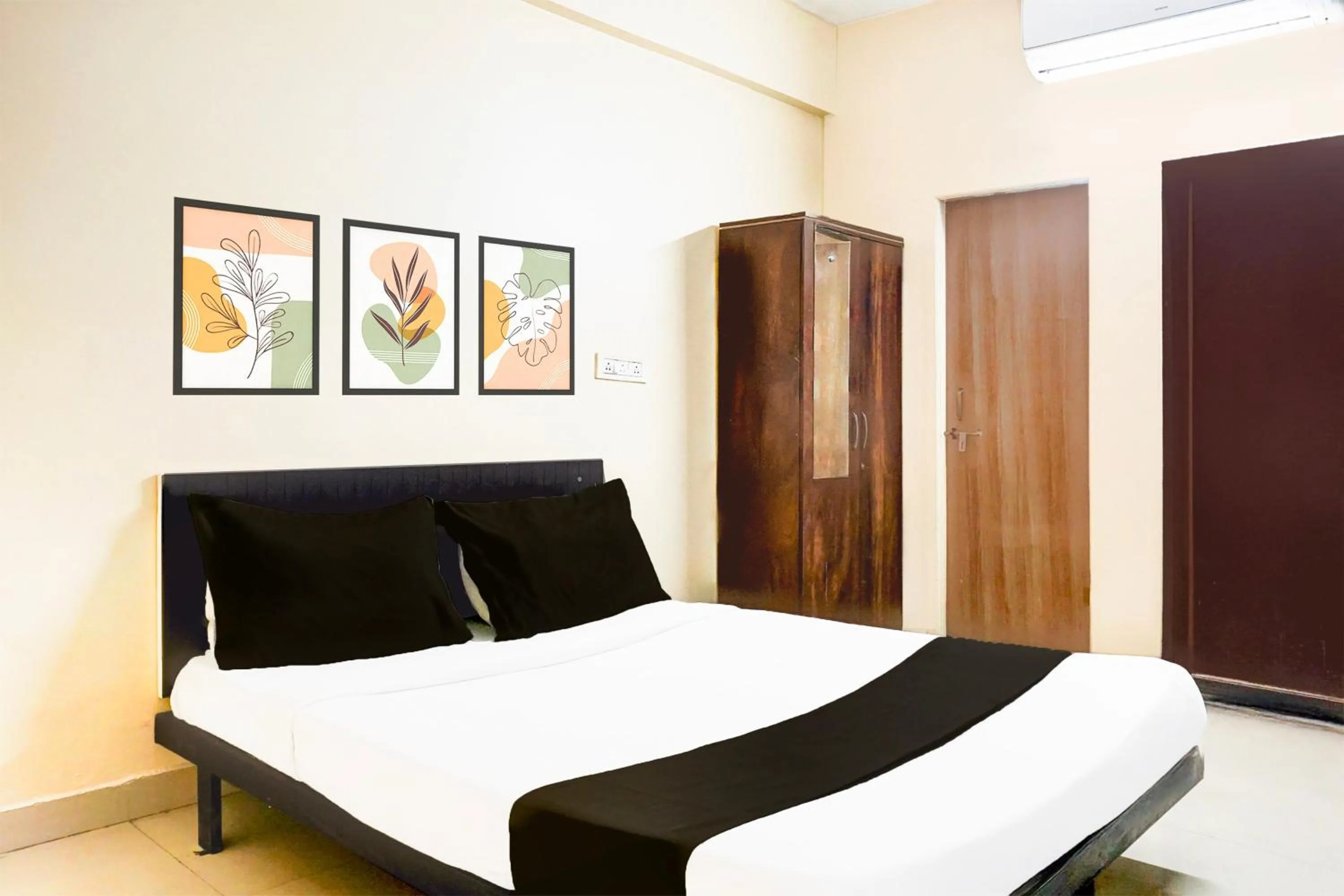 Bedroom, Bed in Super Hotel O Laxmi Chowk Hinjewadi