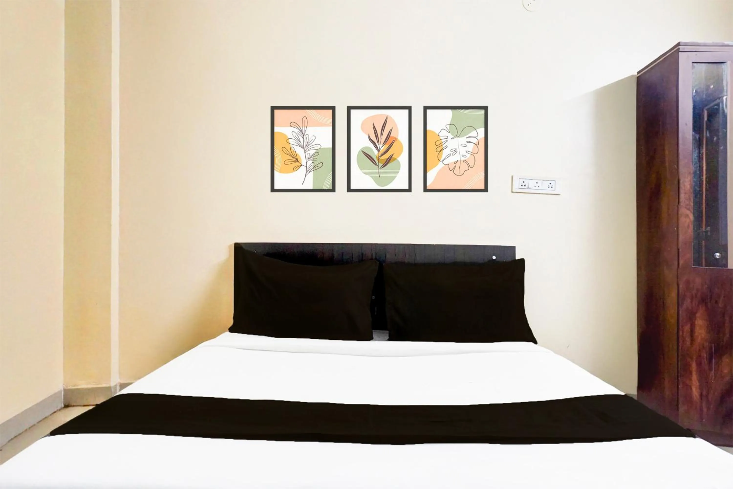 Bedroom, Bed in Super Hotel O Laxmi Chowk Hinjewadi