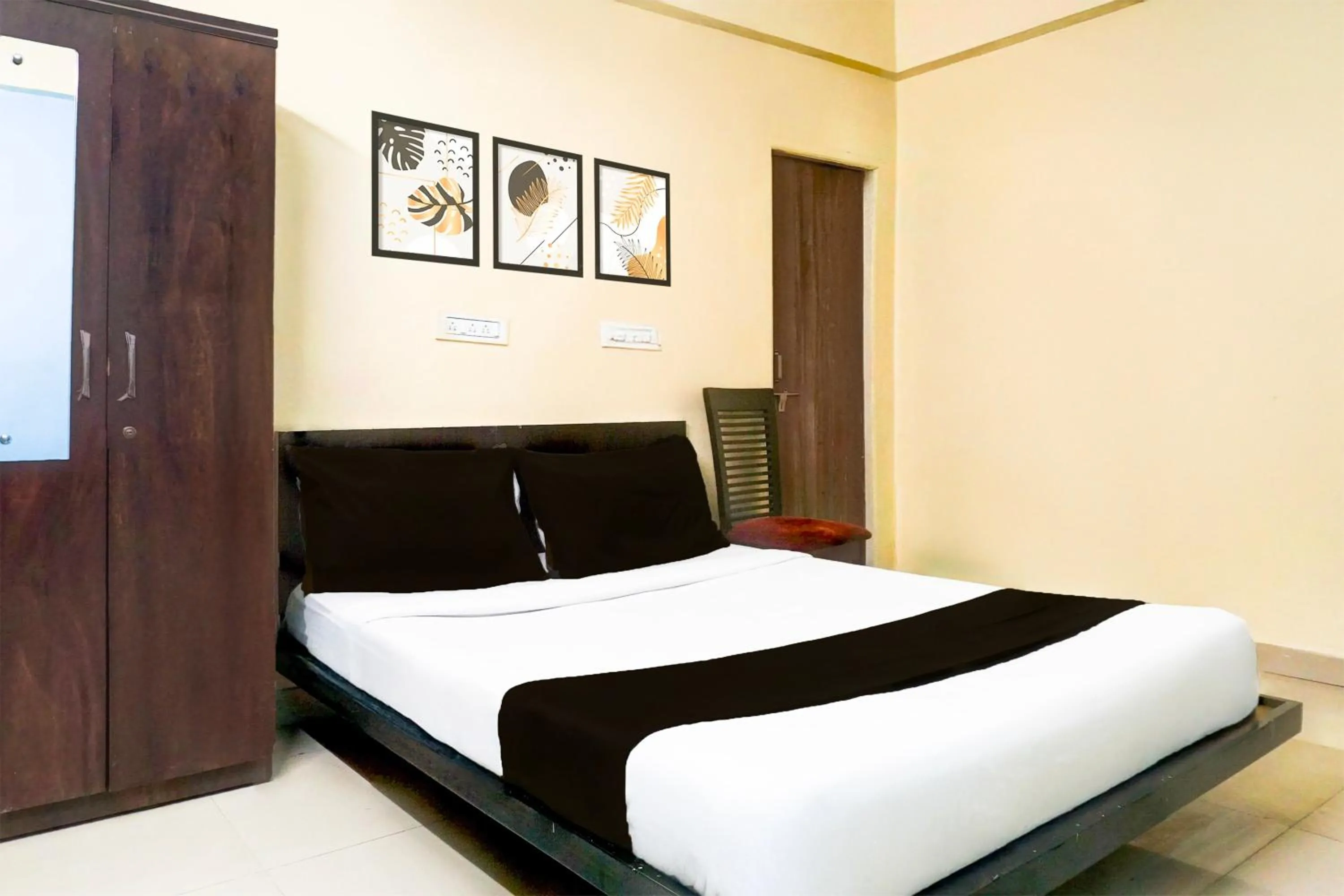 Bedroom, Bed in Super Hotel O Laxmi Chowk Hinjewadi