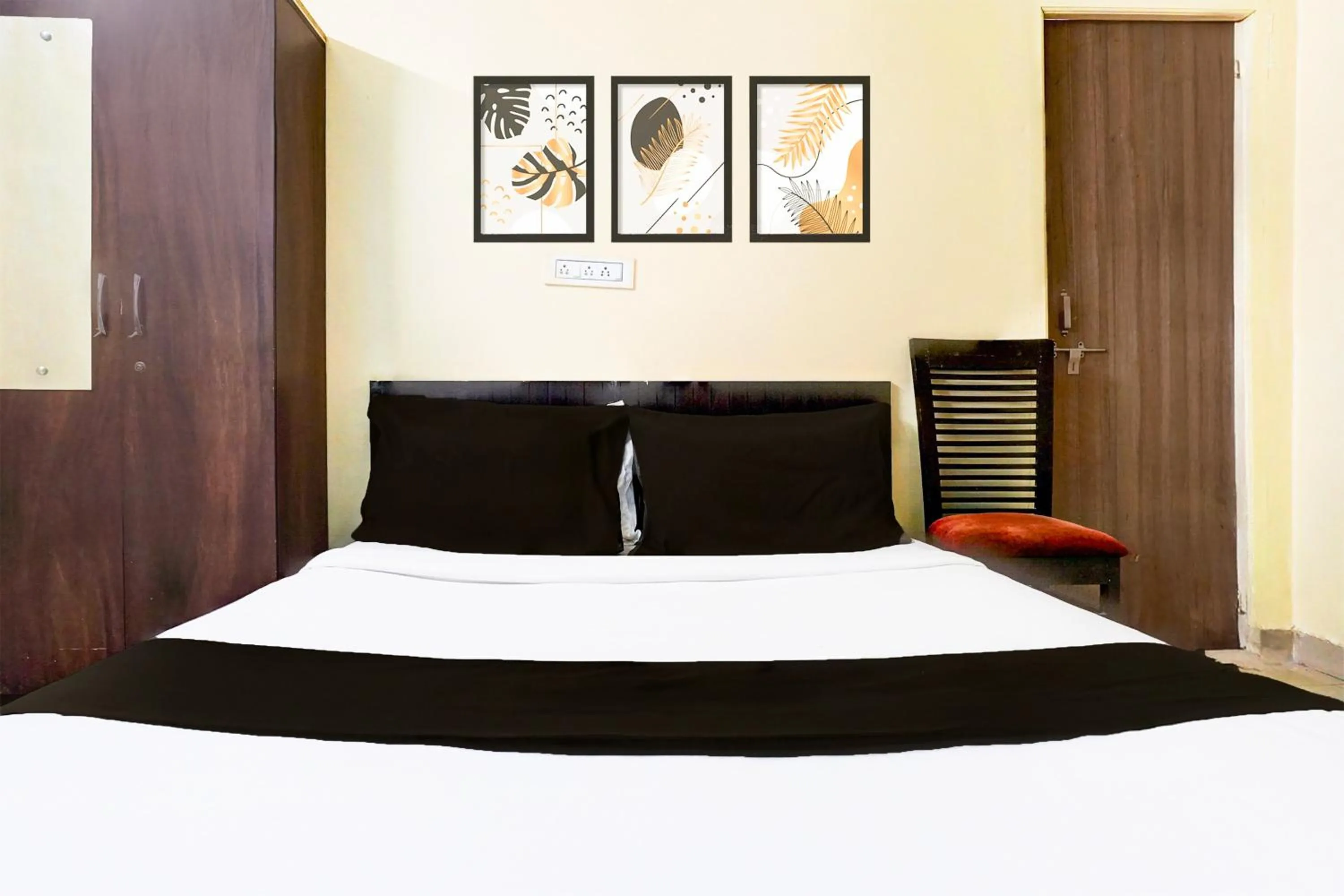 Bedroom, Bed in Super Hotel O Laxmi Chowk Hinjewadi