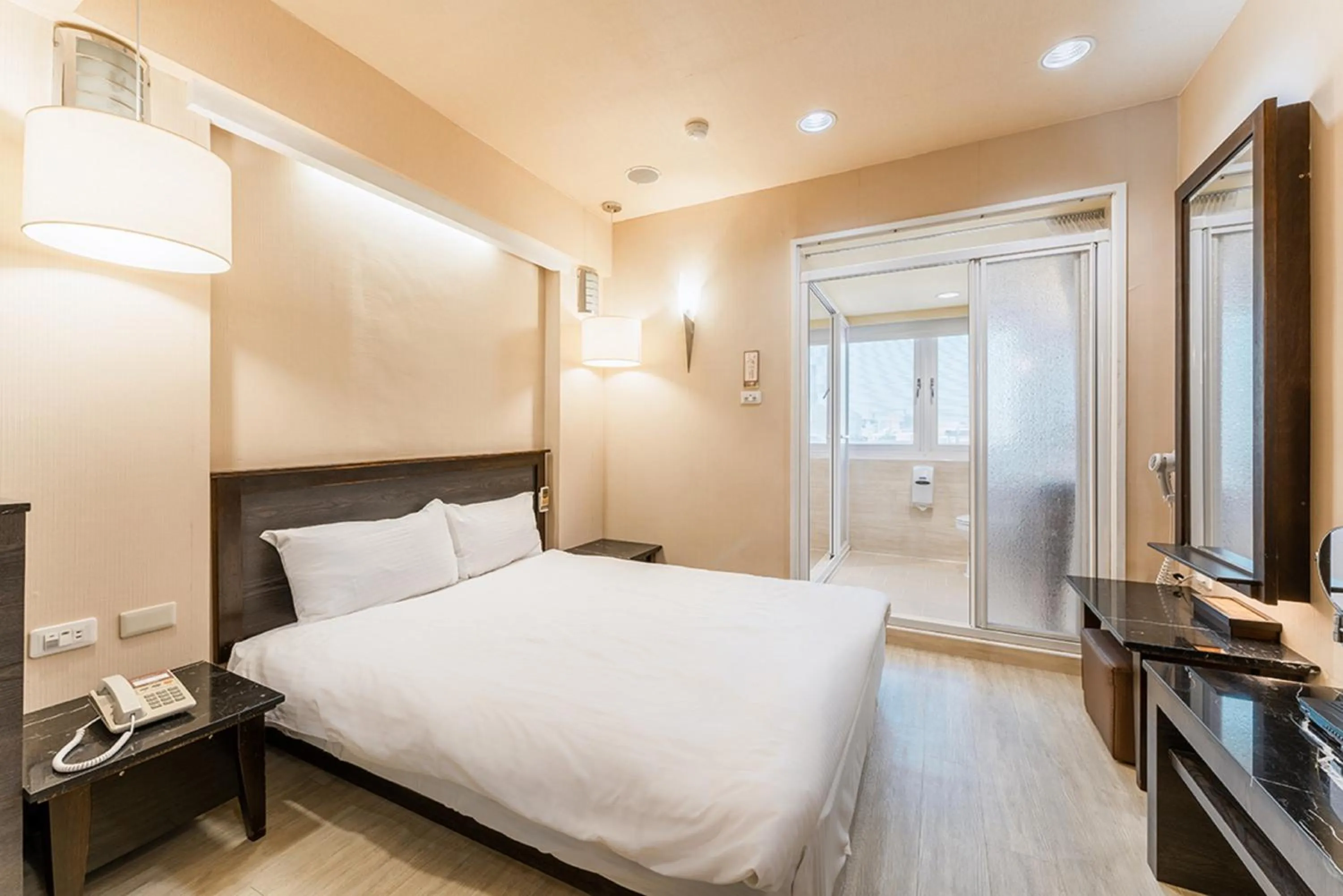 Photo of the whole room, Bed in Guide Hotel Kaohsiung Shinkuchan