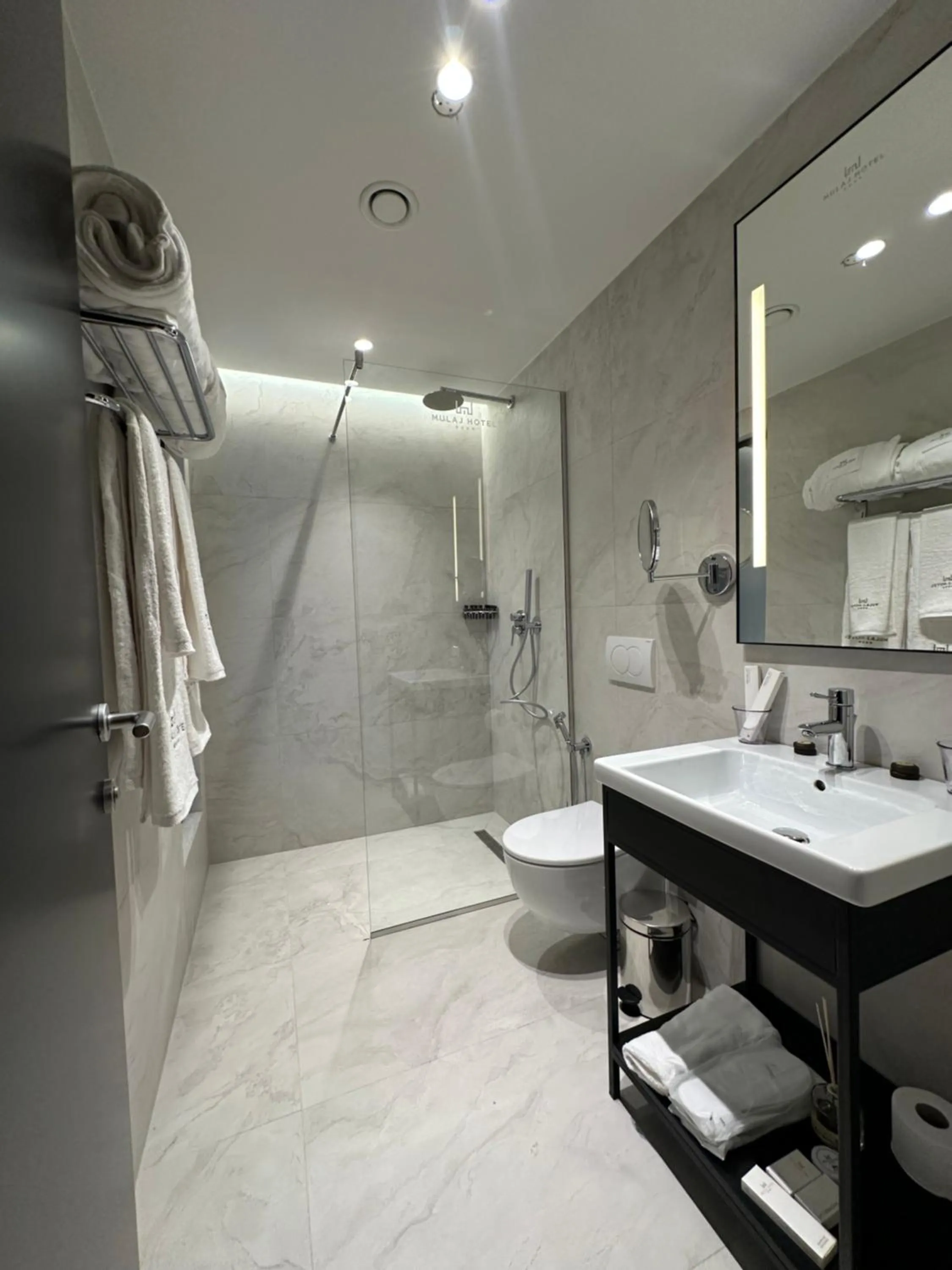 Bathroom in Mulaj Hotel