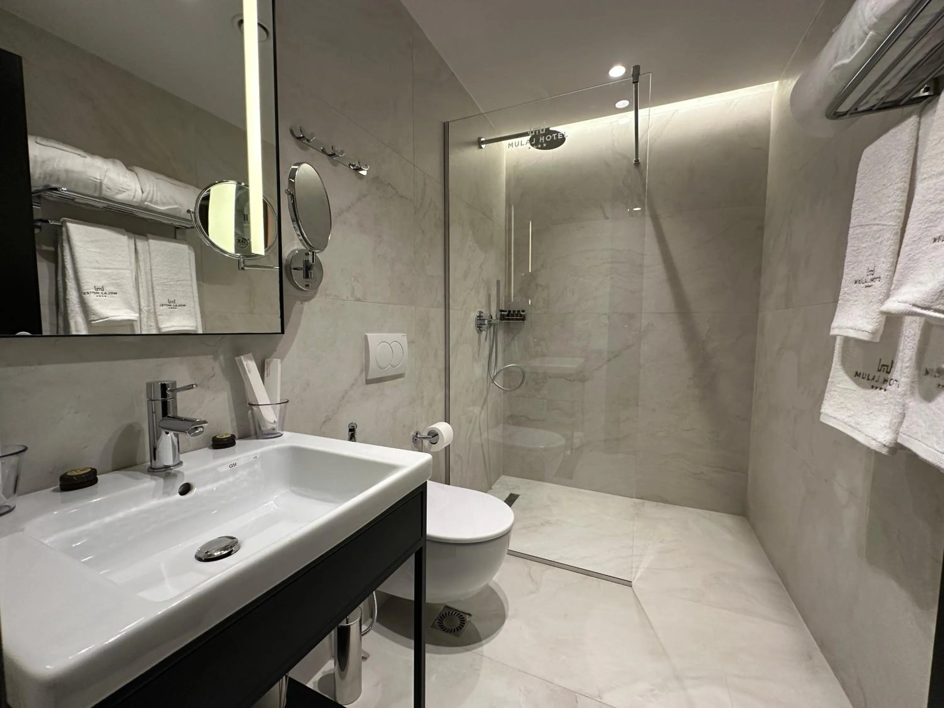 Bathroom in Mulaj Hotel