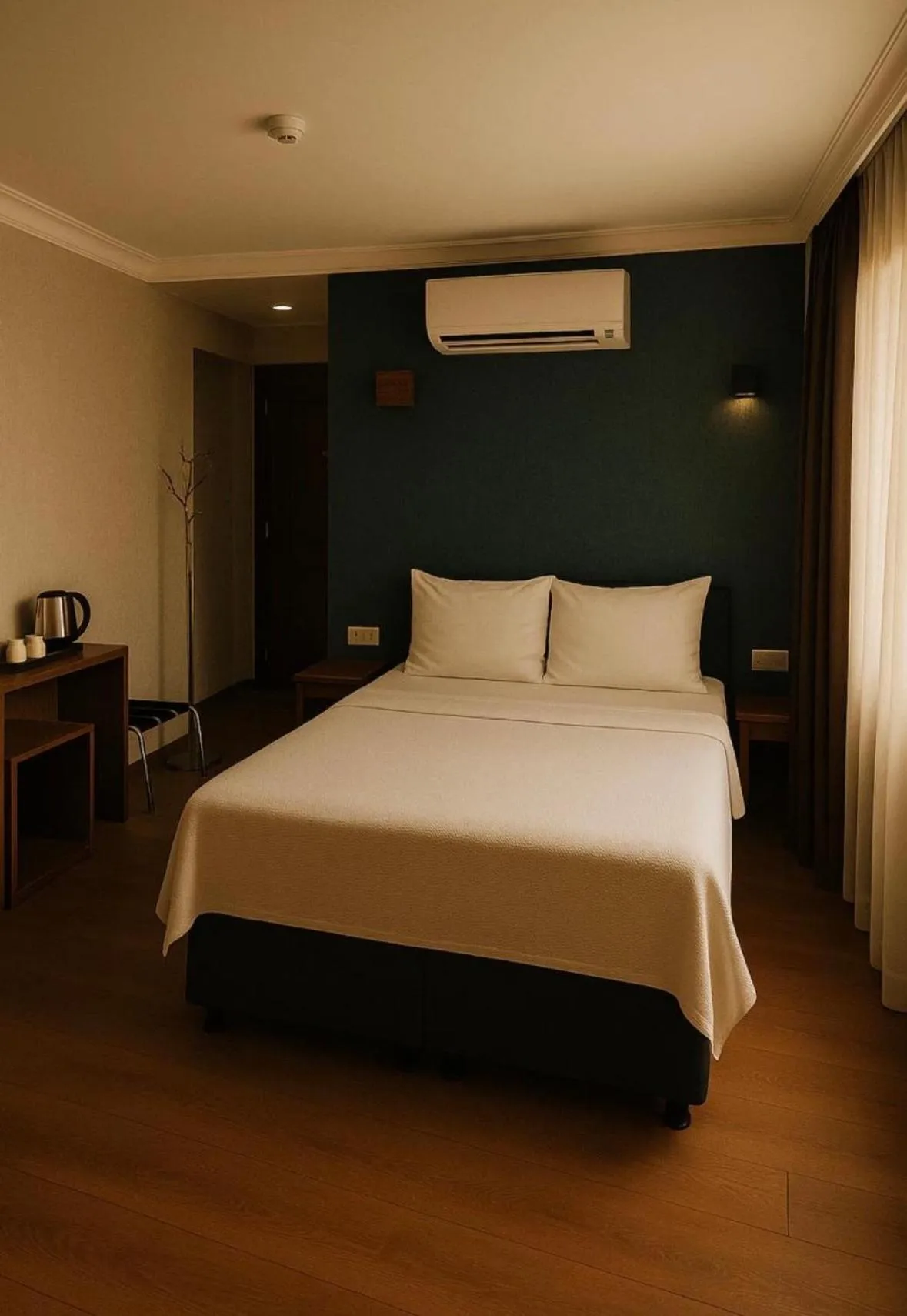 Photo of the whole room, Bed in Red Green