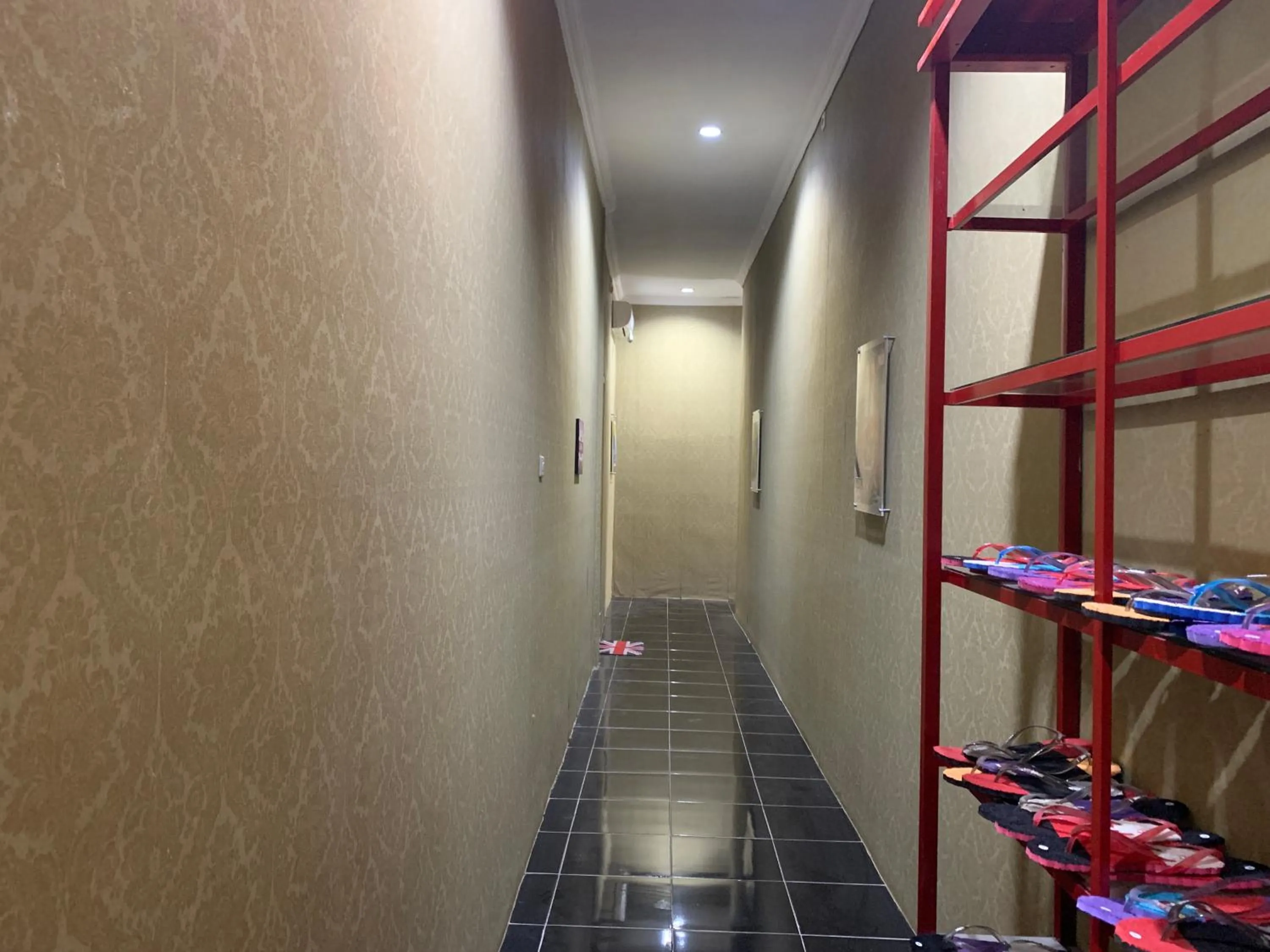 RedDoorz near Gembira Loka Zoo 3