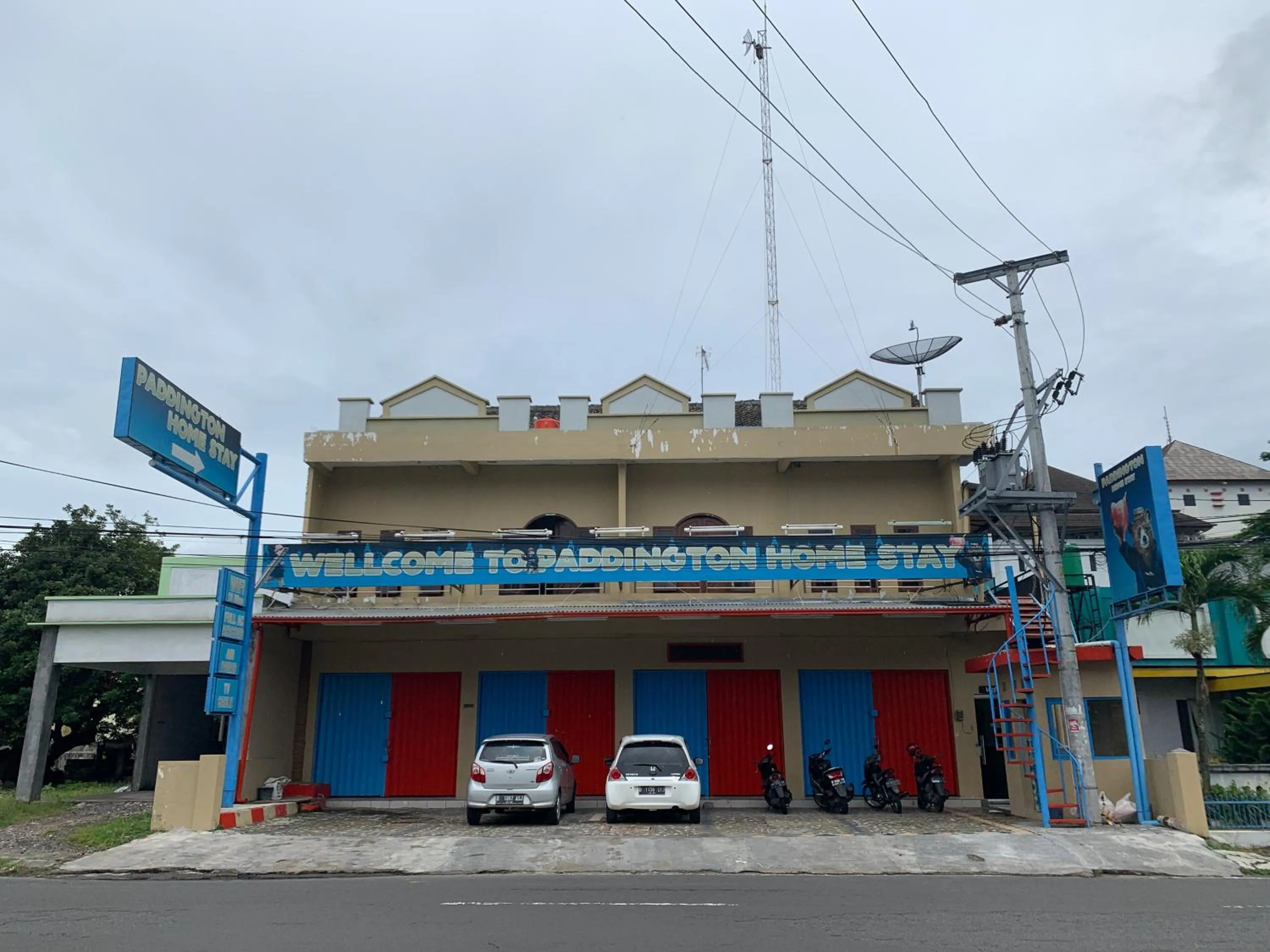 Facade/entrance in RedDoorz near Gembira Loka Zoo 3