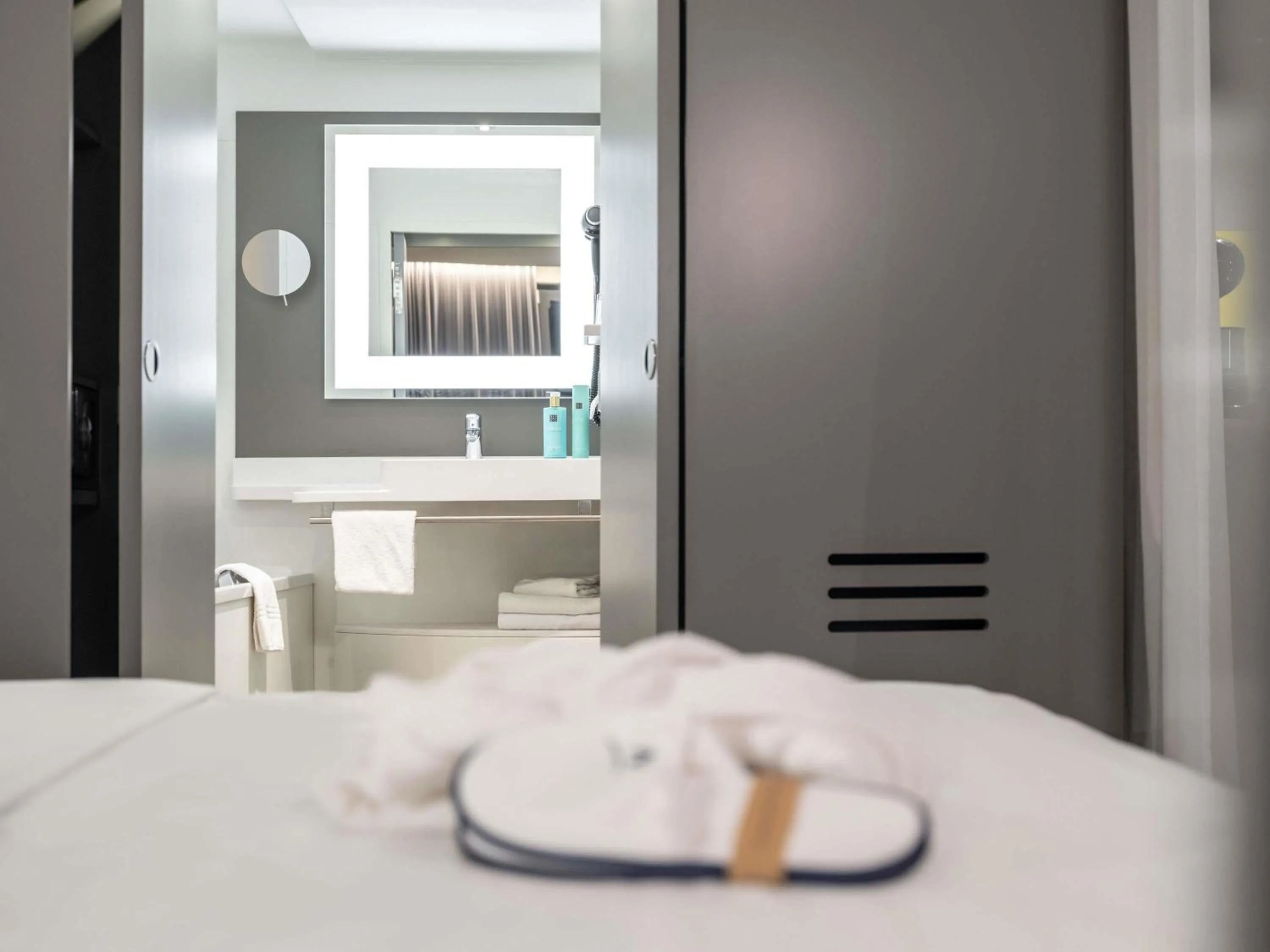 Bedroom, Bed in Novotel Suites Wien City Donau