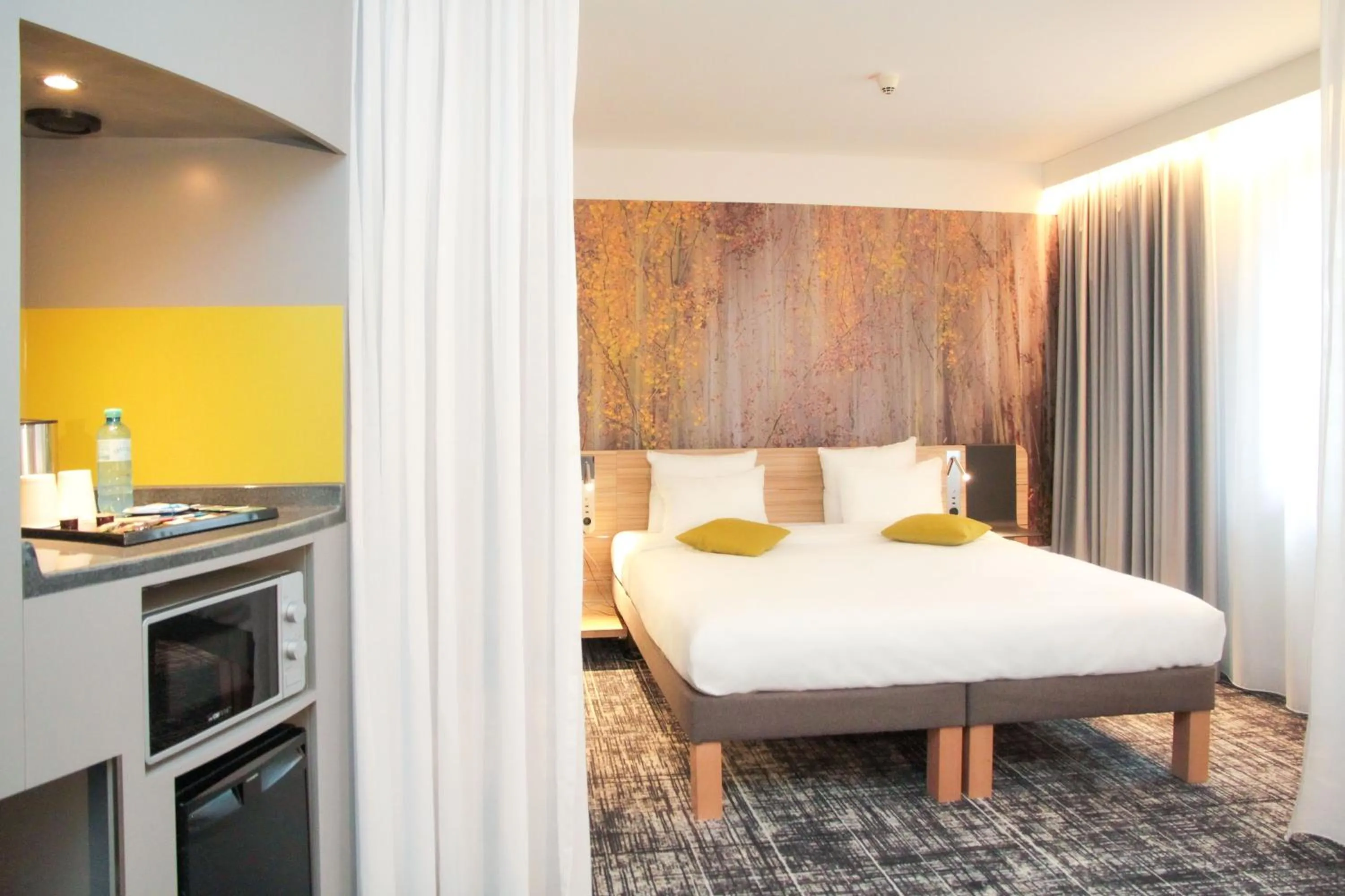 Kitchen or kitchenette, Bed in Novotel Suites Wien City Donau