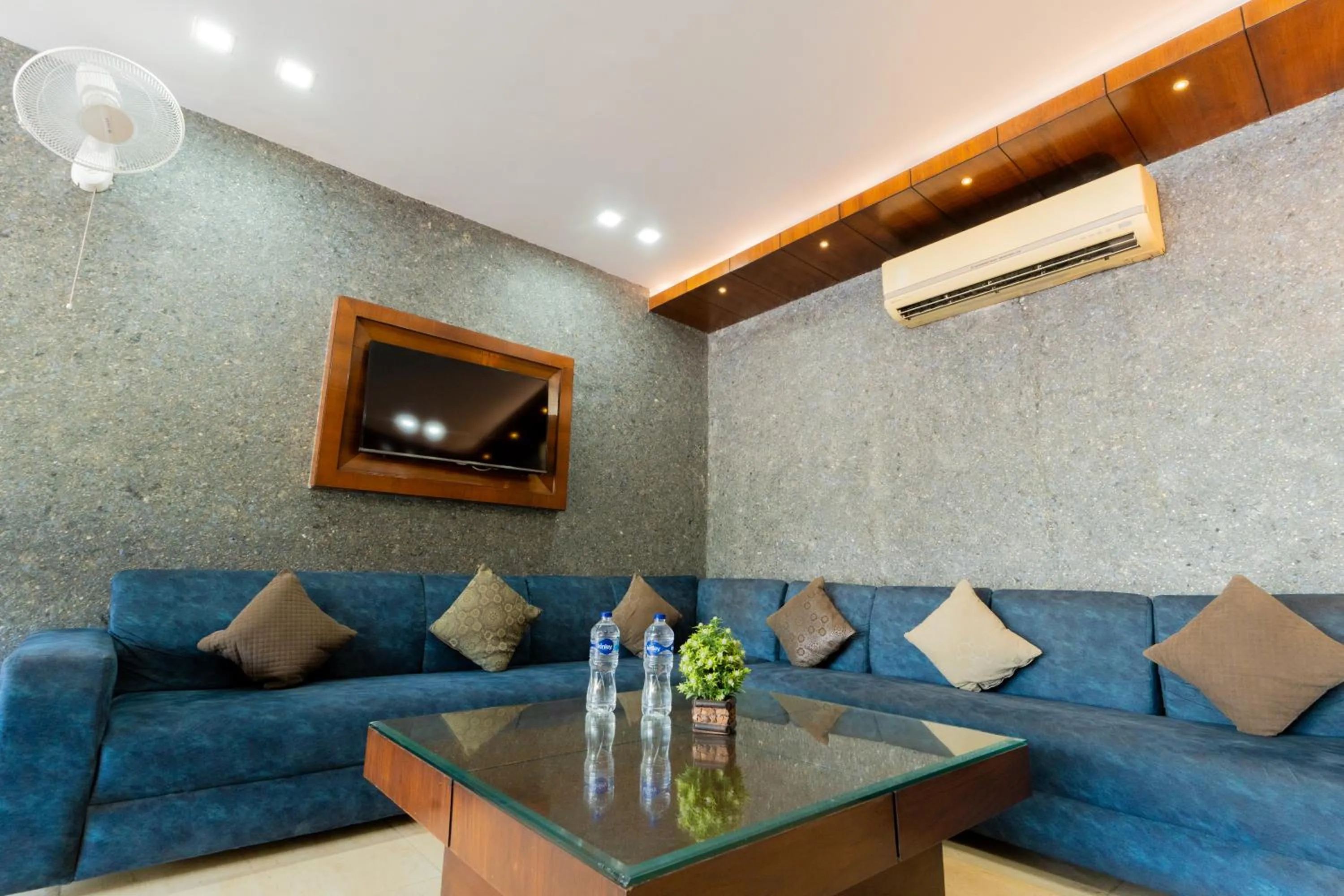 Lobby or reception in Hotel Krishna by KeyMagics