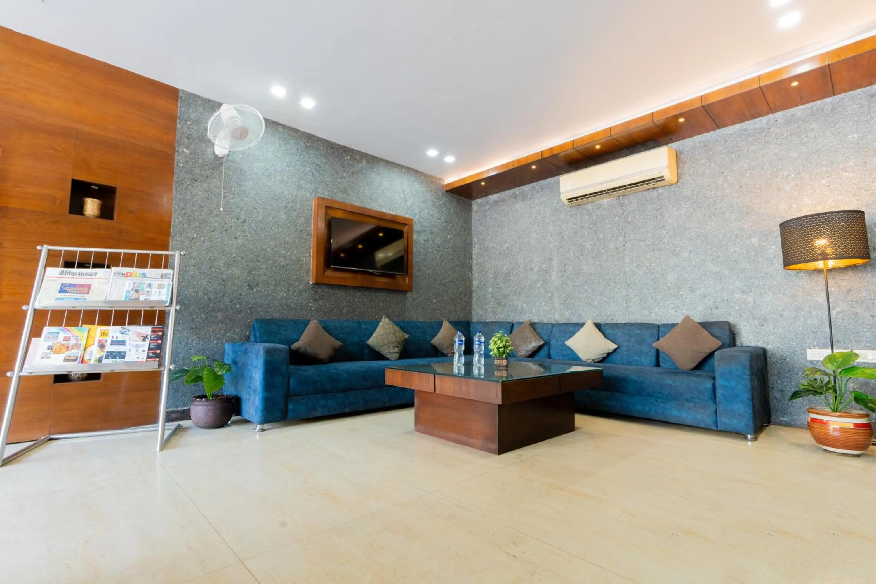 Lobby or reception in Hotel Krishna by KeyMagics