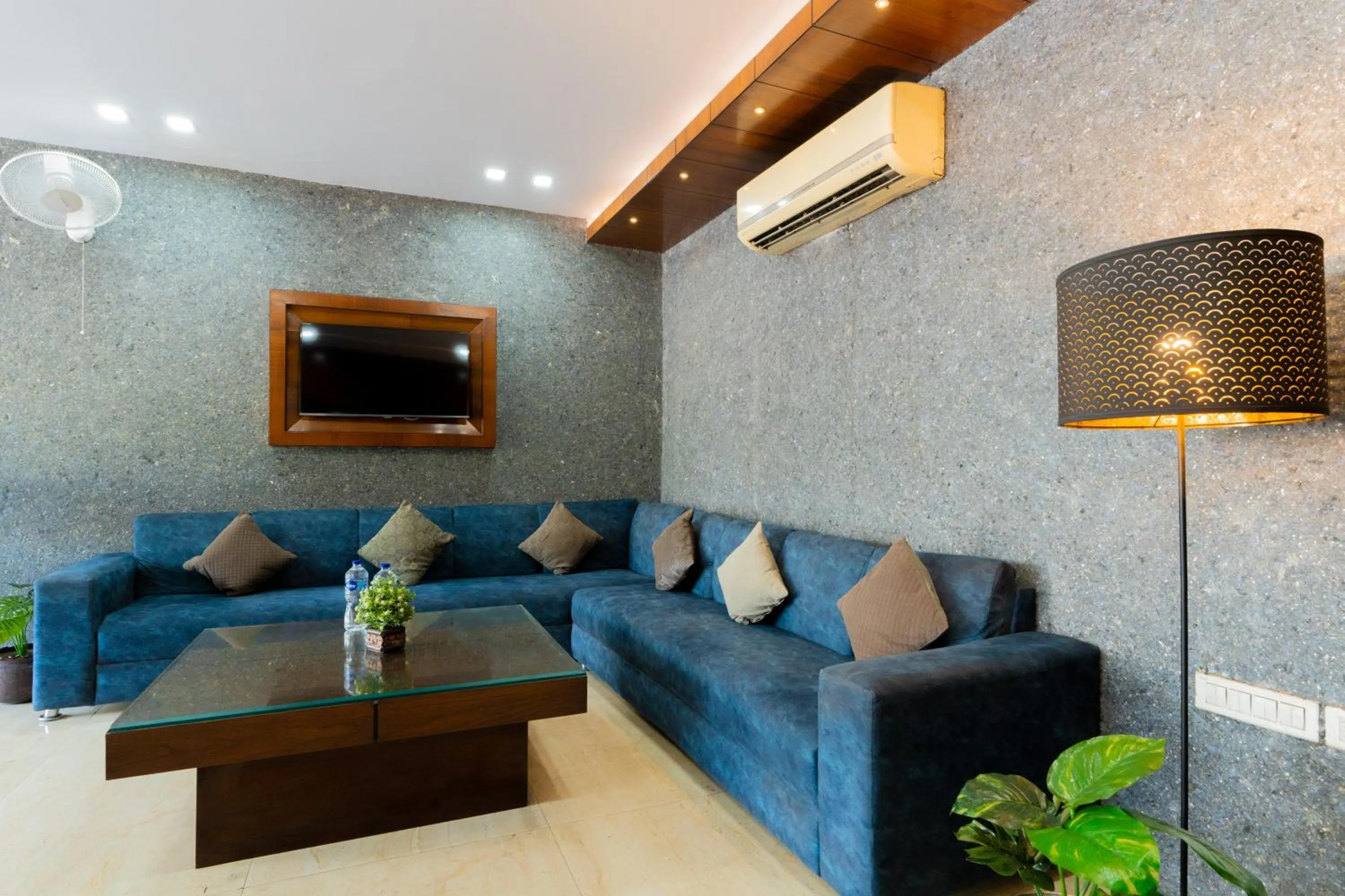 Lobby or reception in Hotel Krishna by KeyMagics