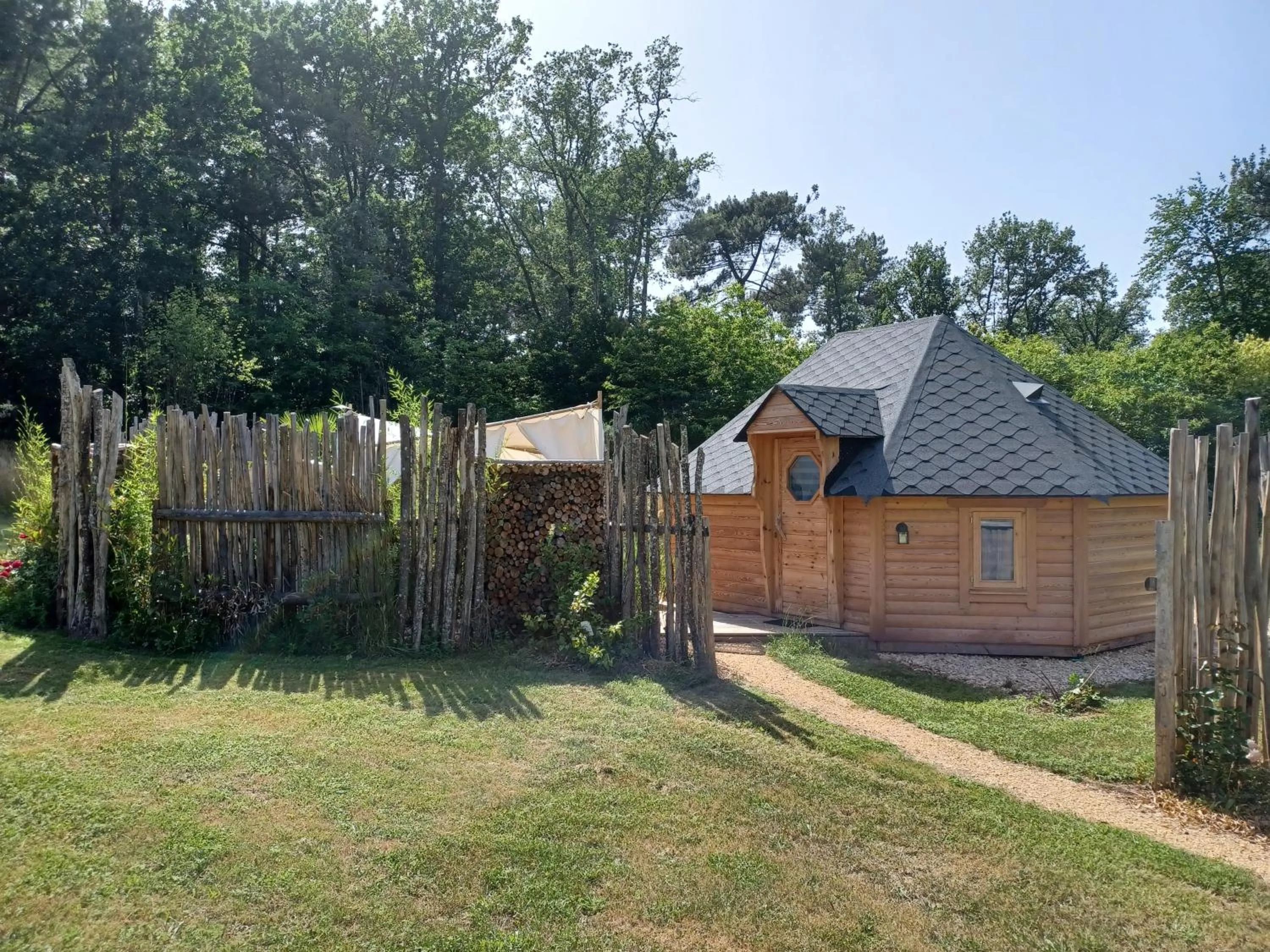 Property building in Cabane Spa belle étoile