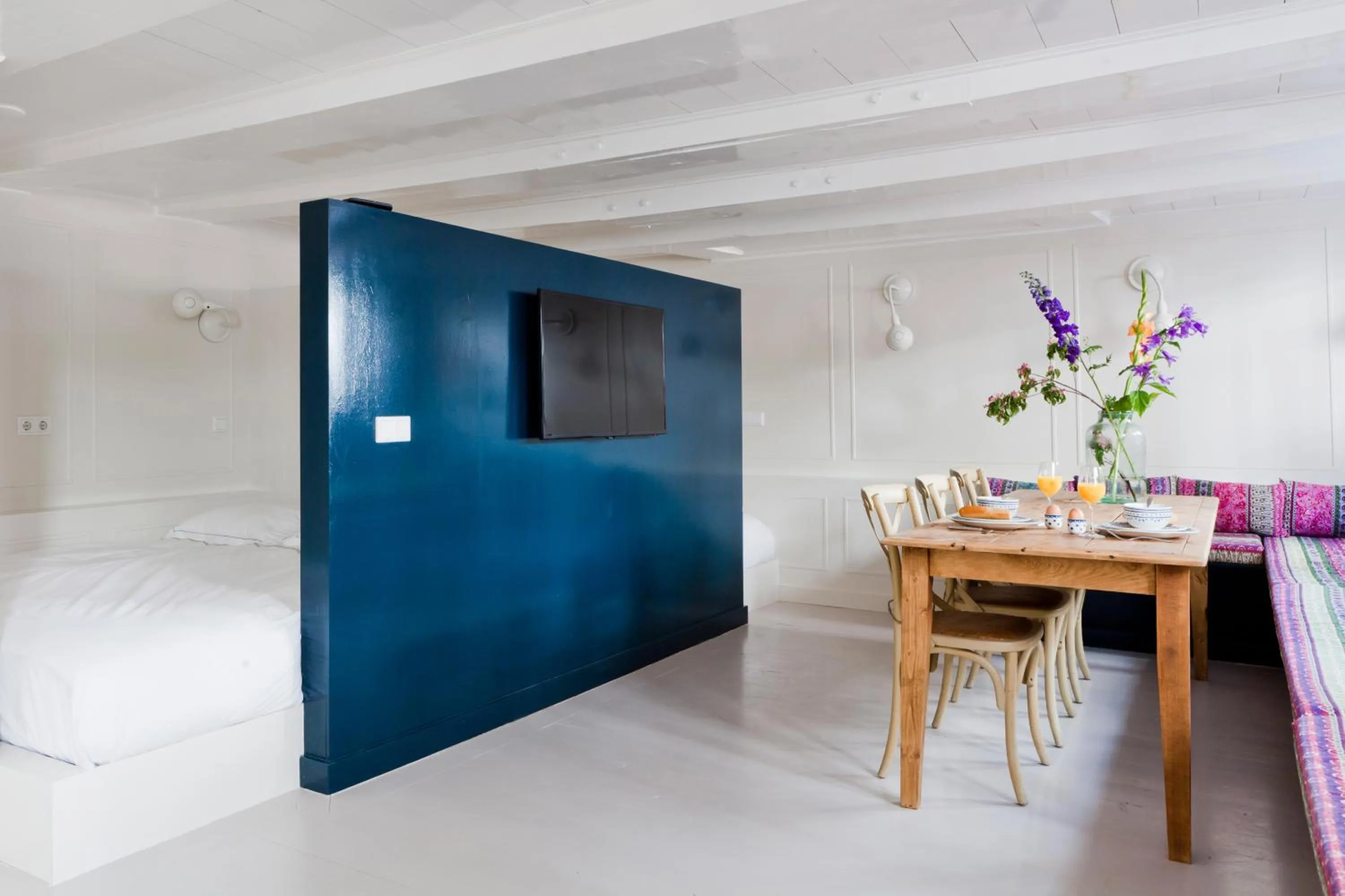 Seating area, Bed in Luna's Hideaway