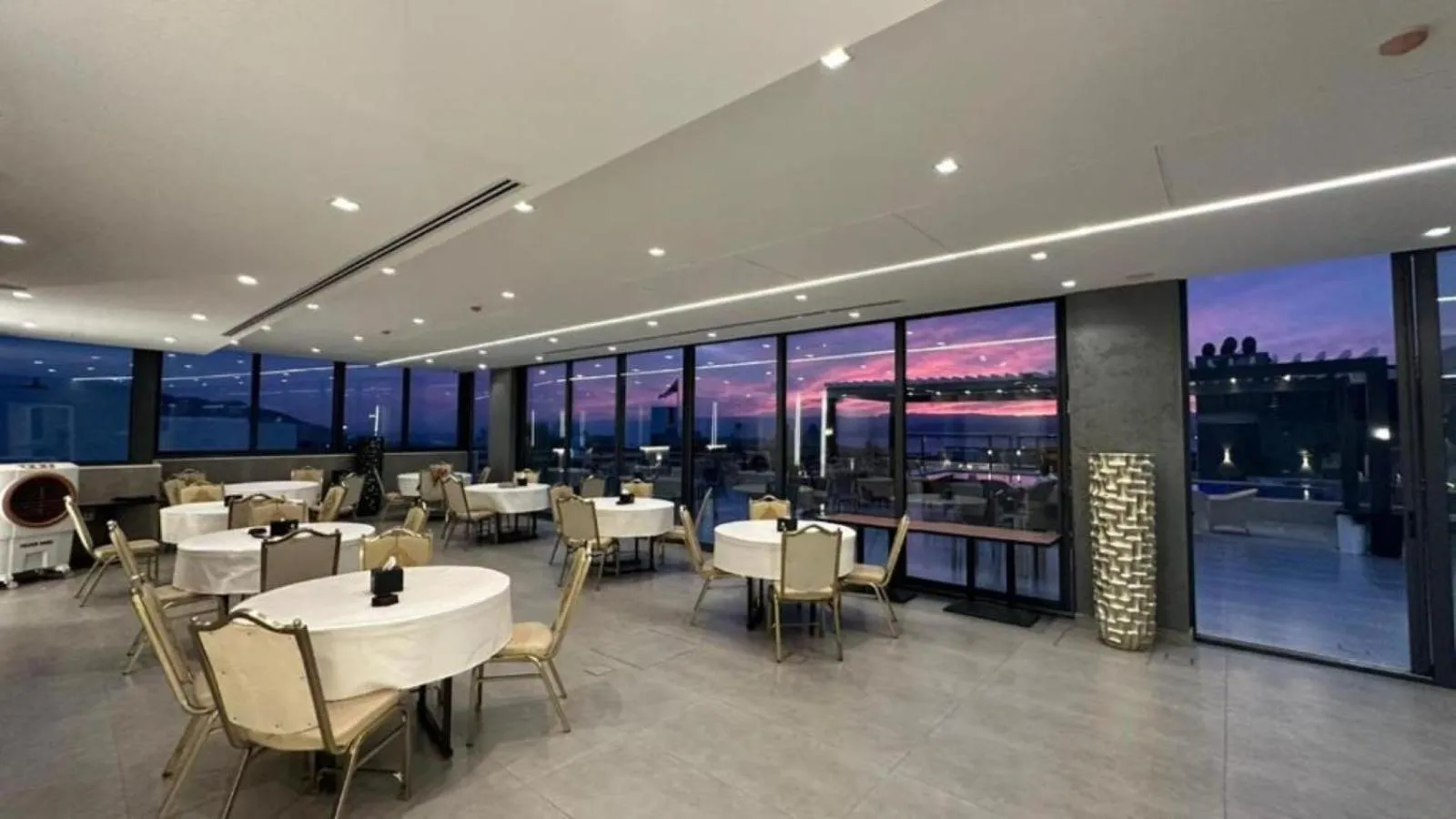 Restaurant/places to eat in Mass Paradise Hotel