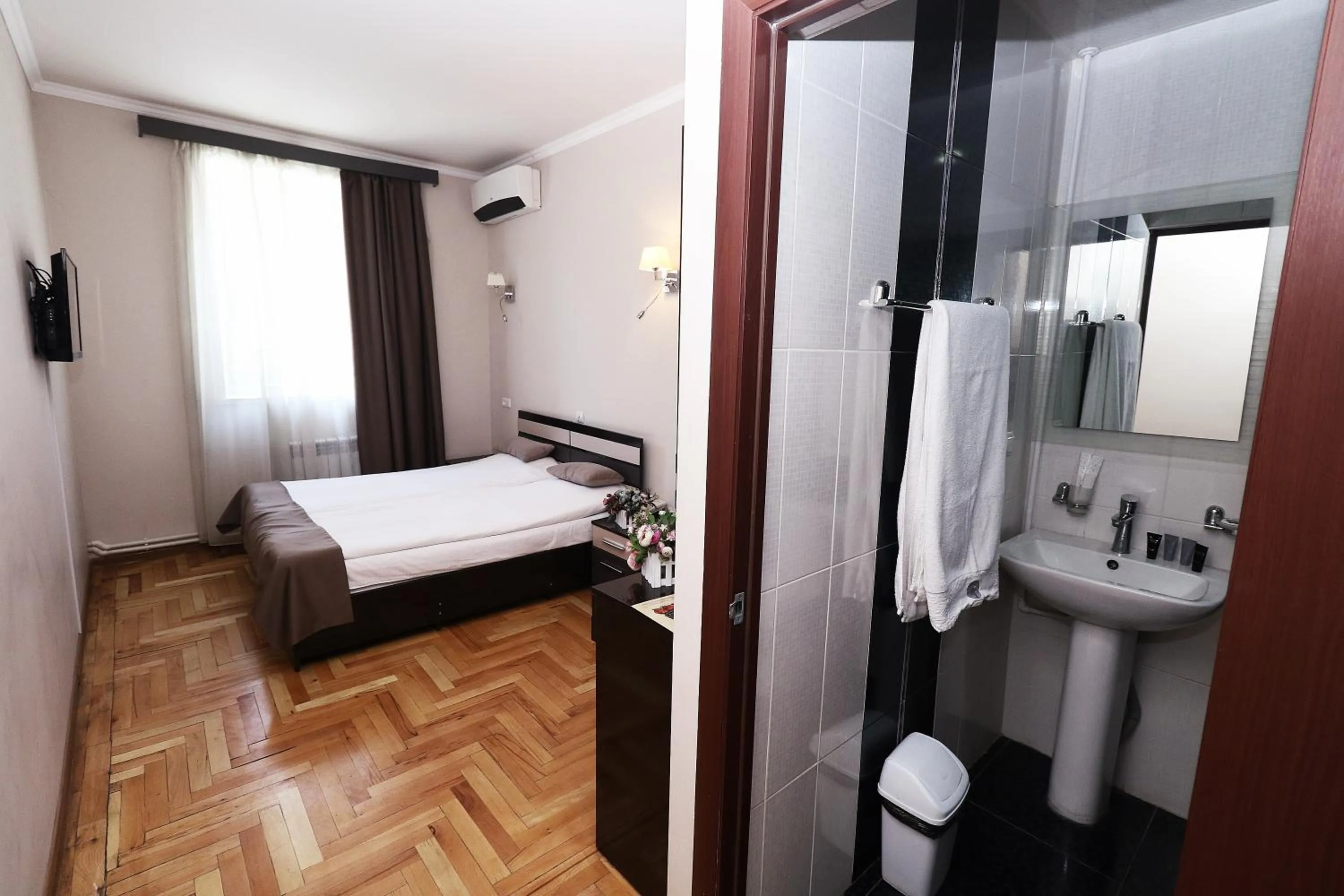 Toilet, Bed in Hotel Tigran Mets Yerevan