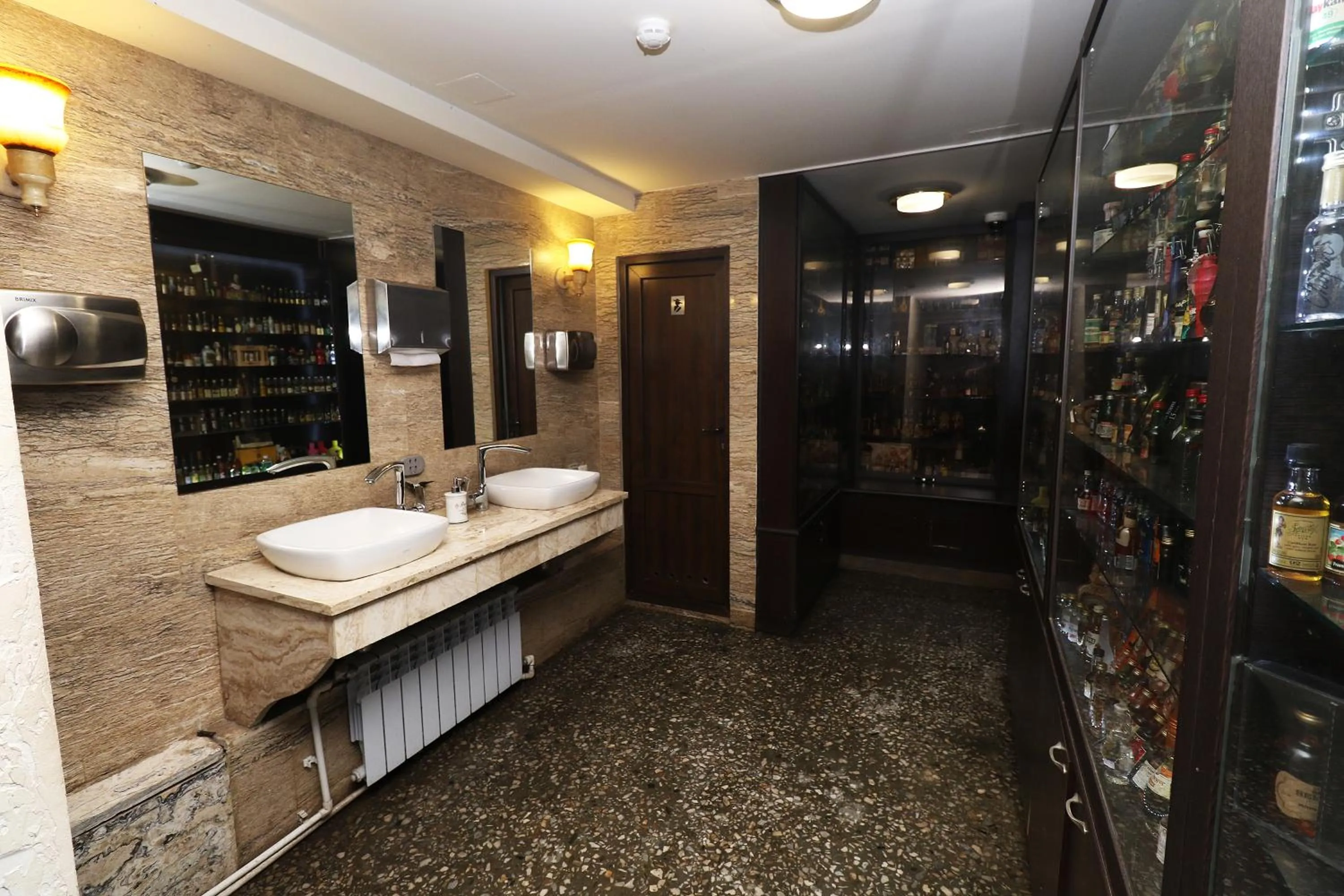 Restaurant/places to eat in Hotel Tigran Mets Yerevan