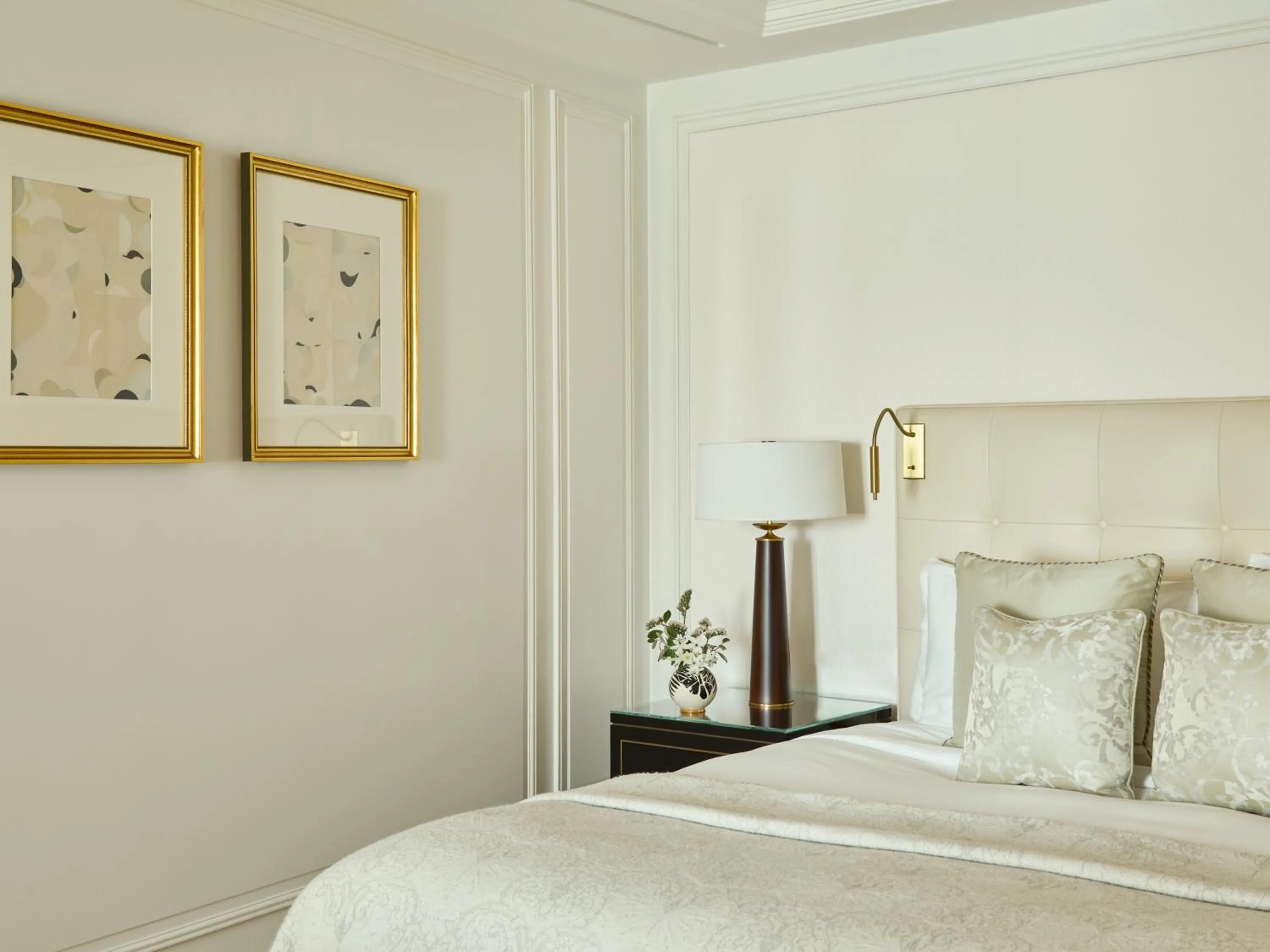 Bed in The Woodward - Auberge Collection