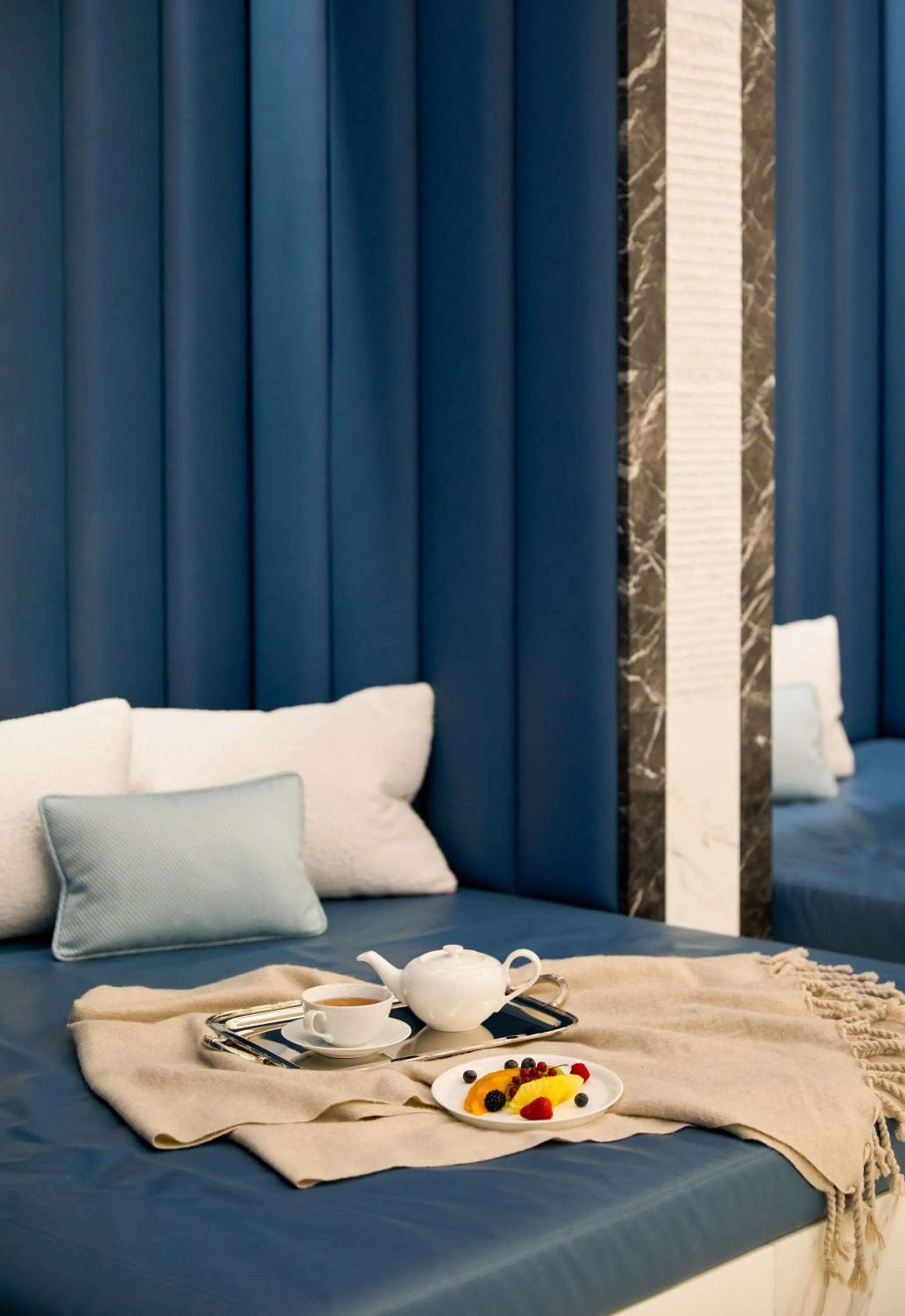 Swimming pool, Bed in The Woodward - Auberge Collection