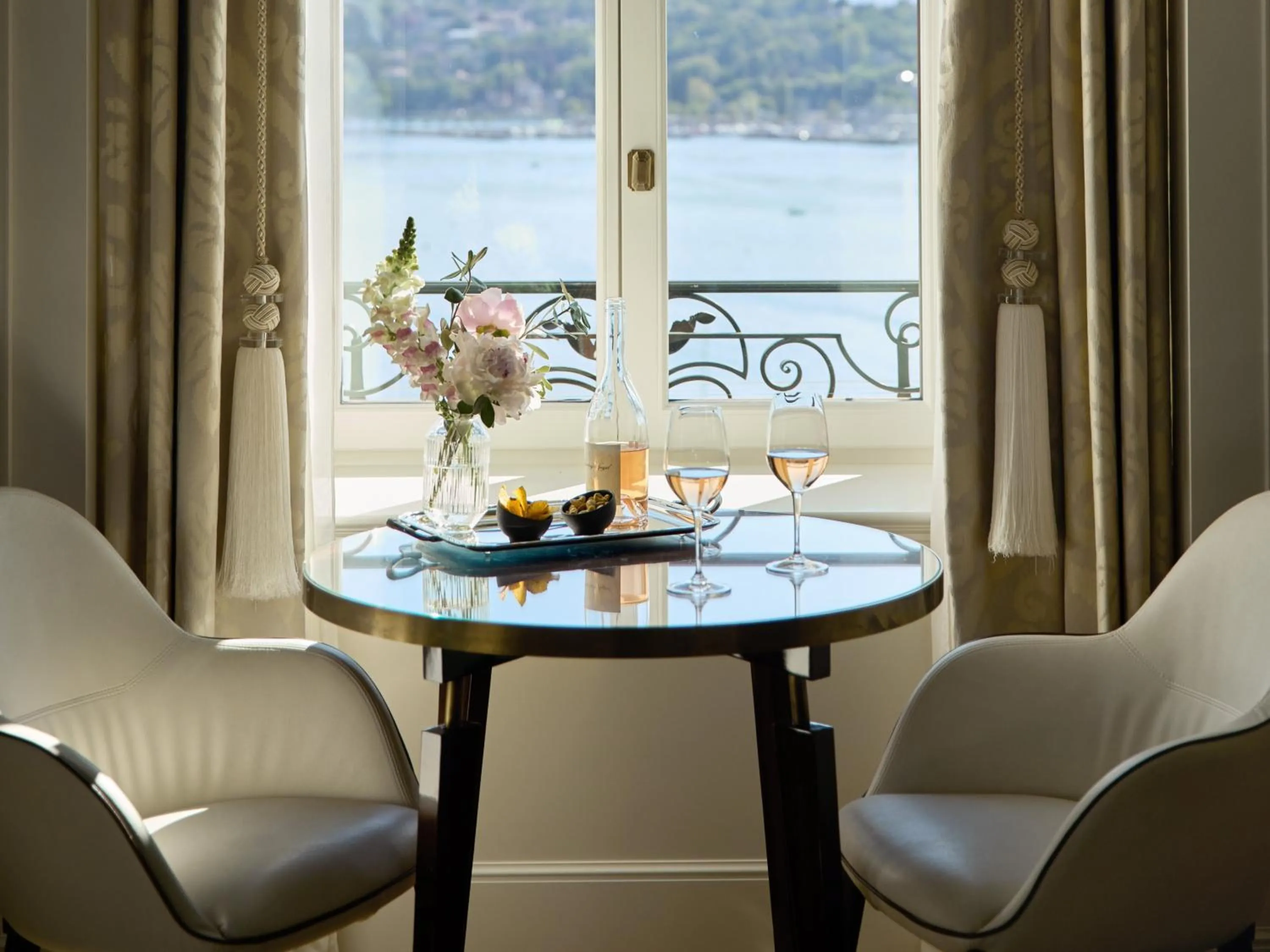 Living room in The Woodward - Auberge Collection