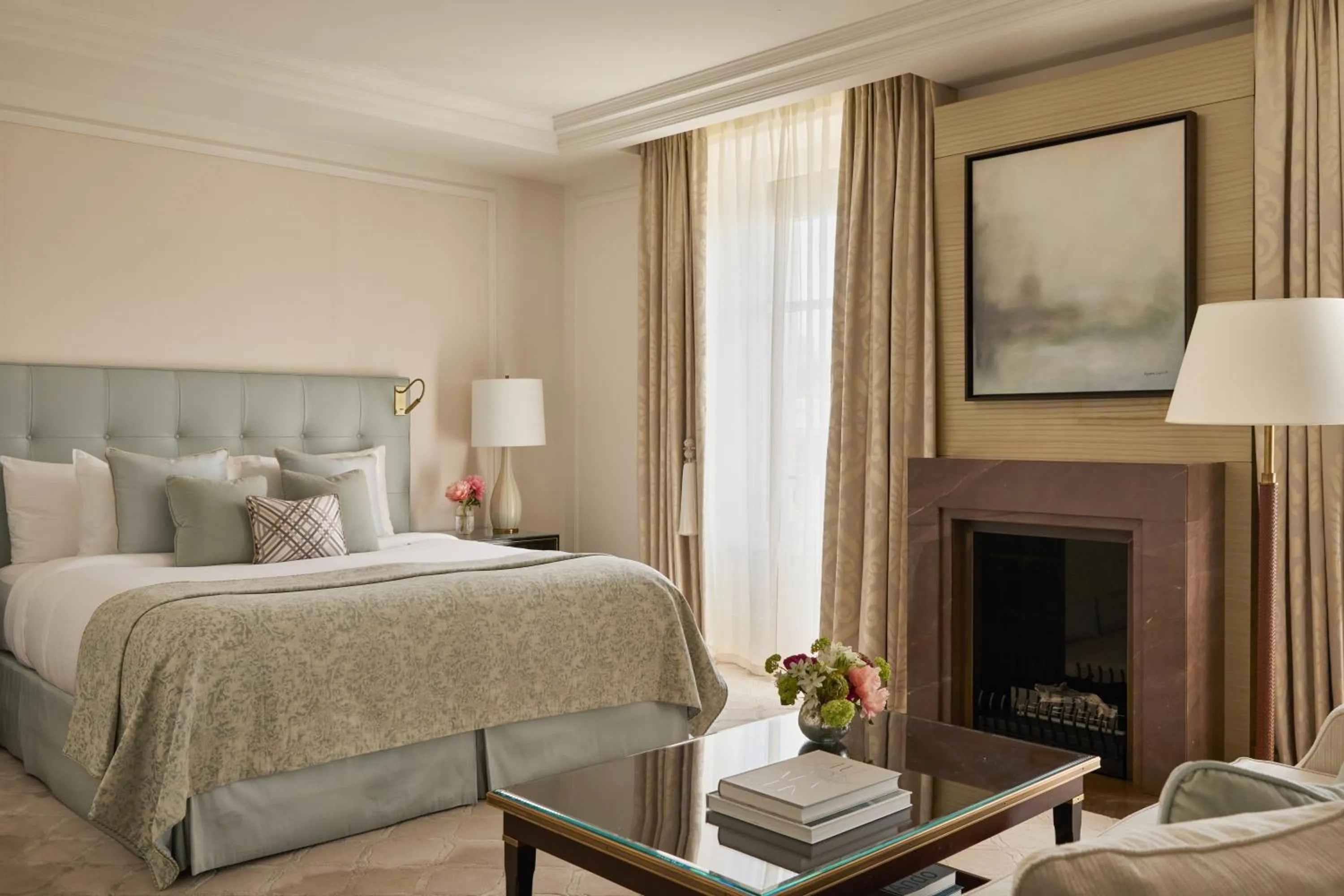 Bedroom, Bed in The Woodward - Auberge Collection