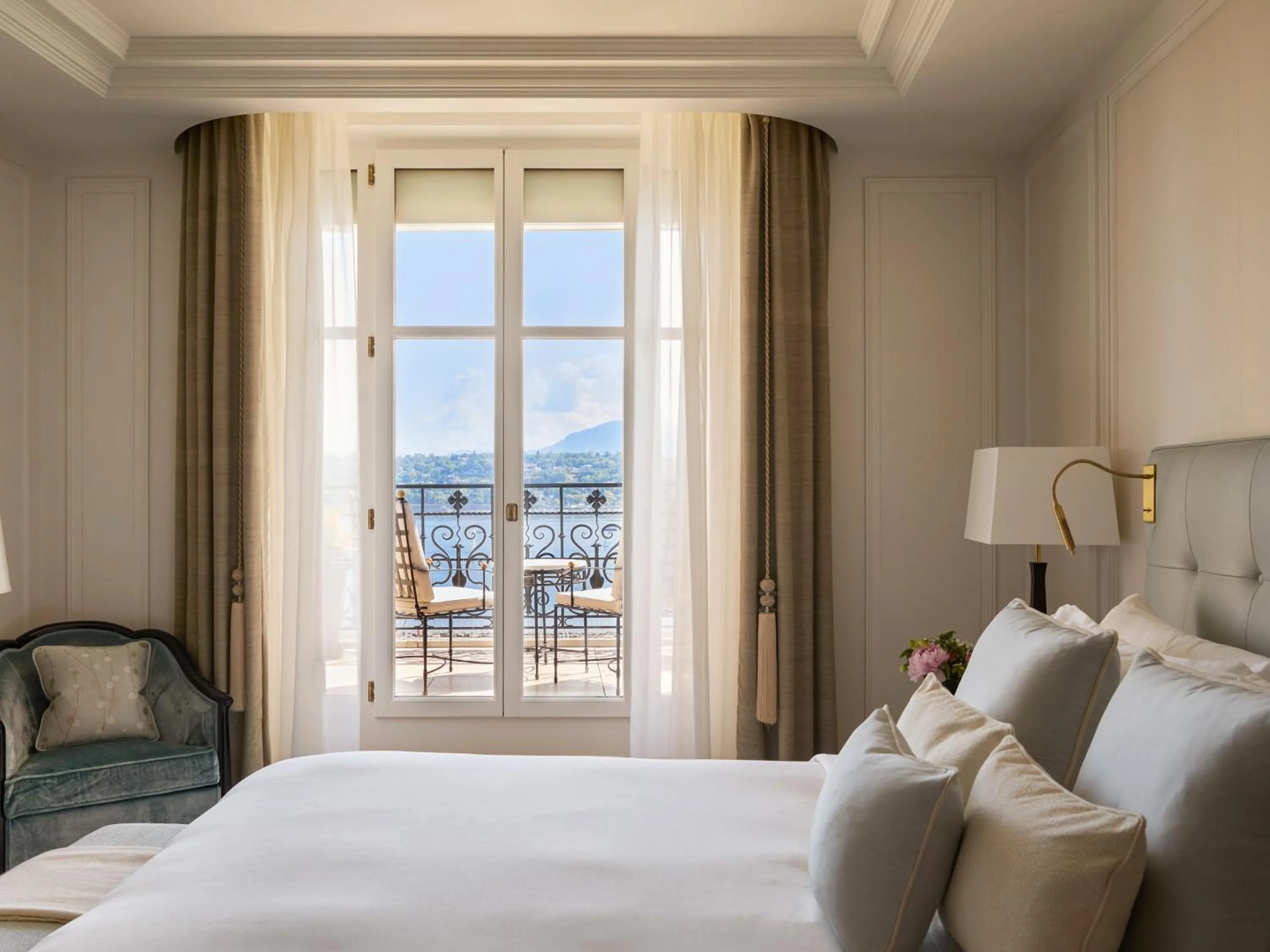 Bed in The Woodward - Auberge Collection