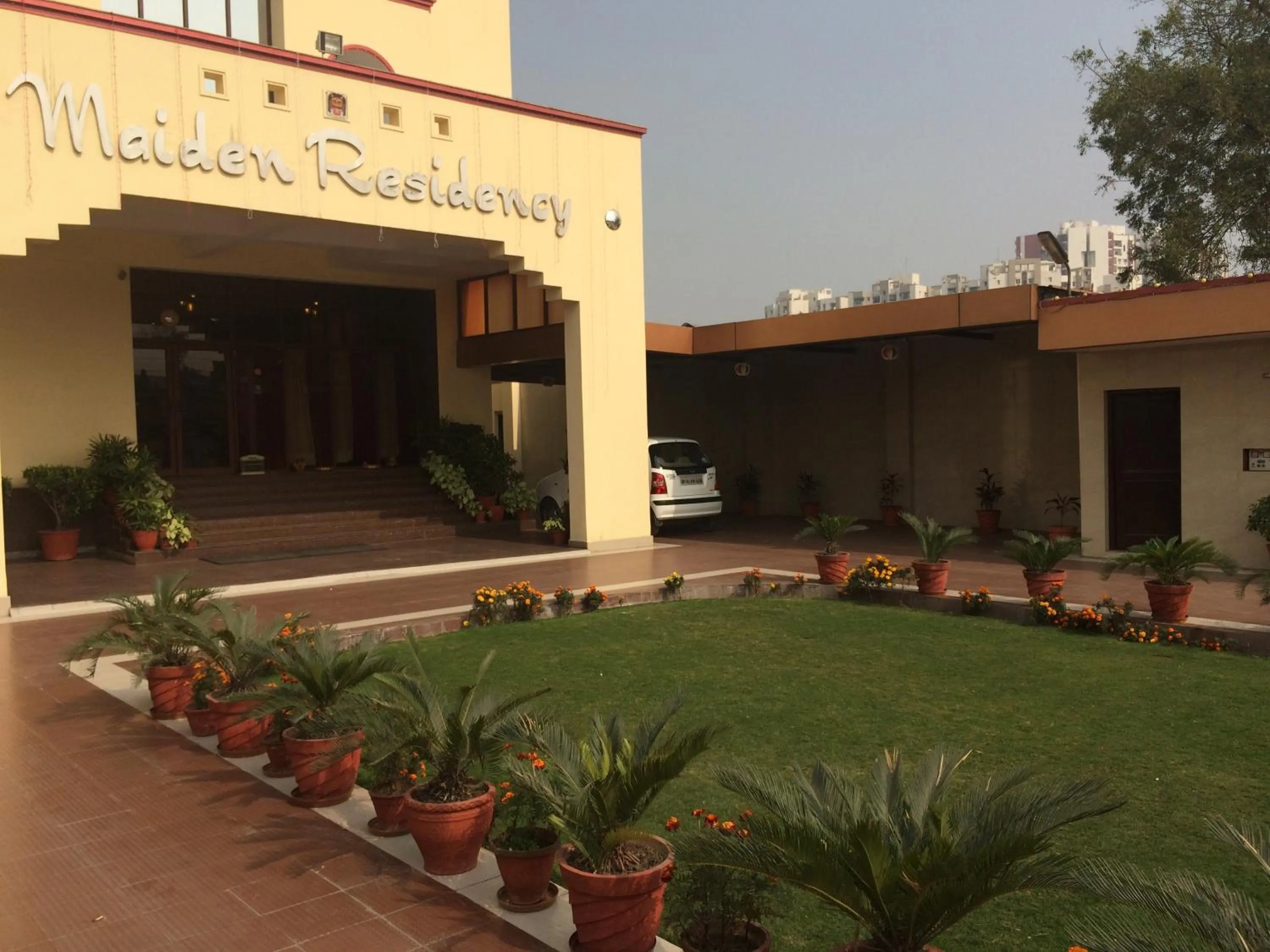 Facade/entrance in Hotel Maiden Residency