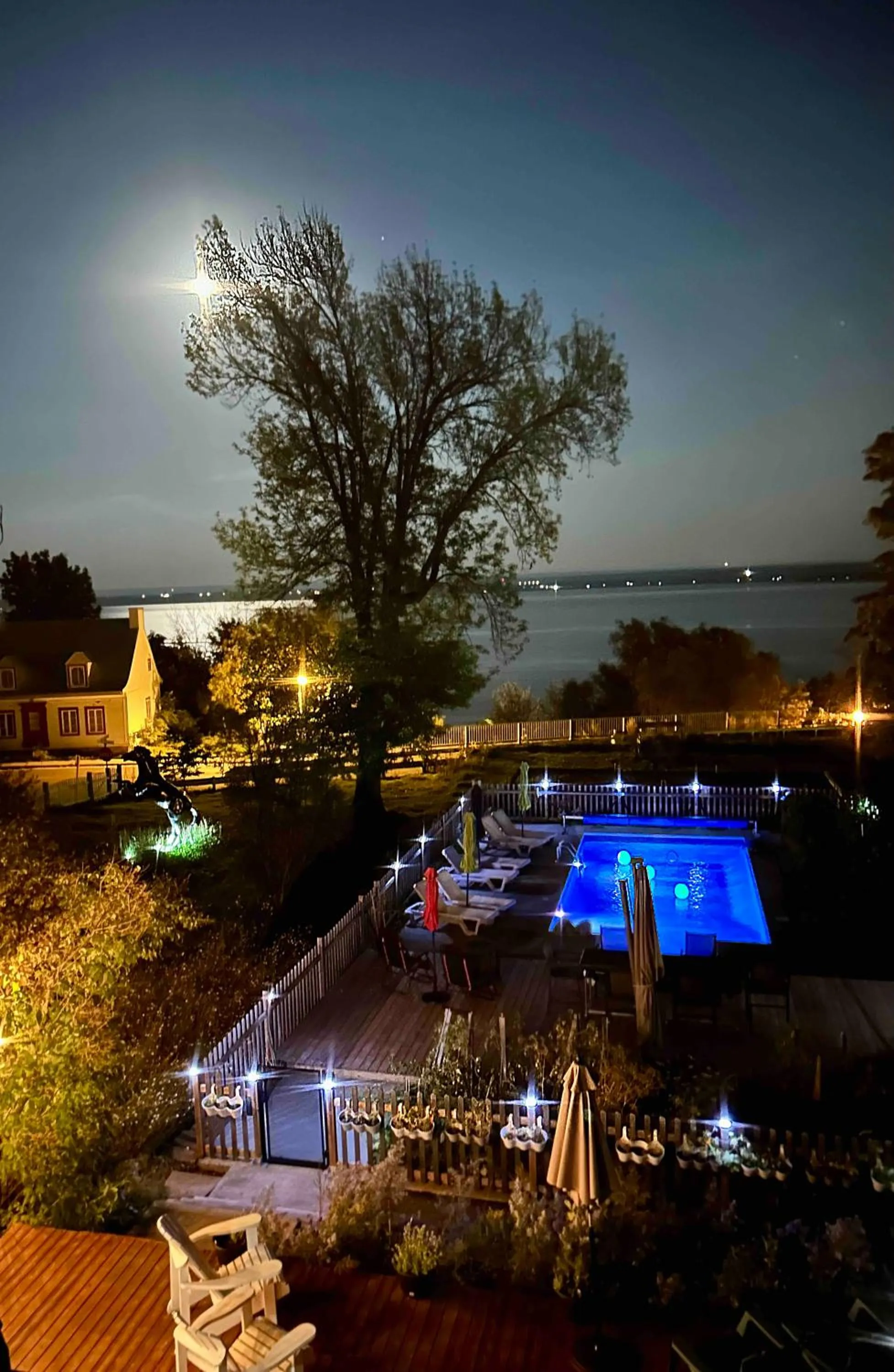 Swimming pool in La maison de l'île d'Orléans -- déjeuner gastronomique à l'aveugle