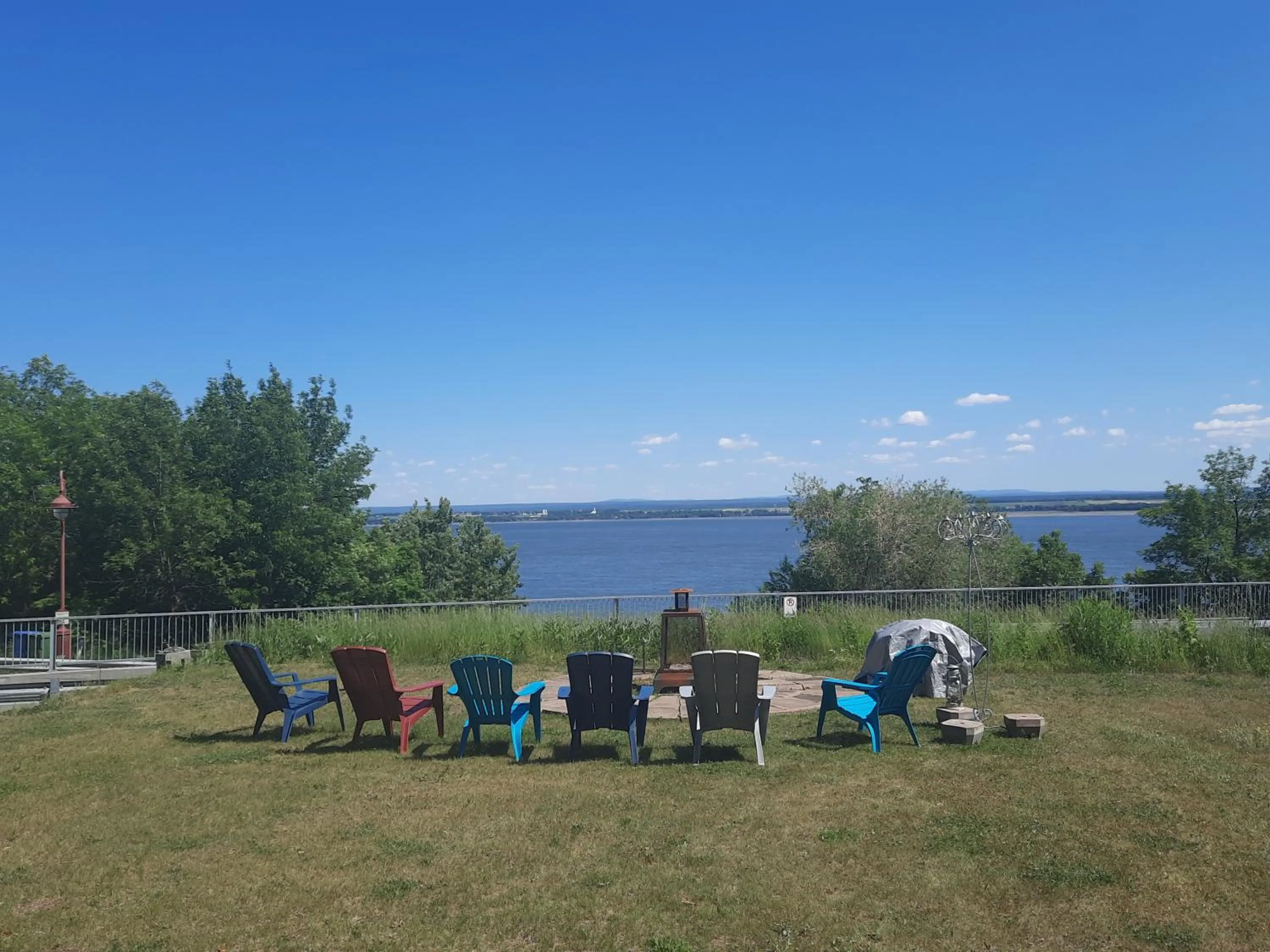 Garden in La maison de l'île d'Orléans -- déjeuner gastronomique à l'aveugle