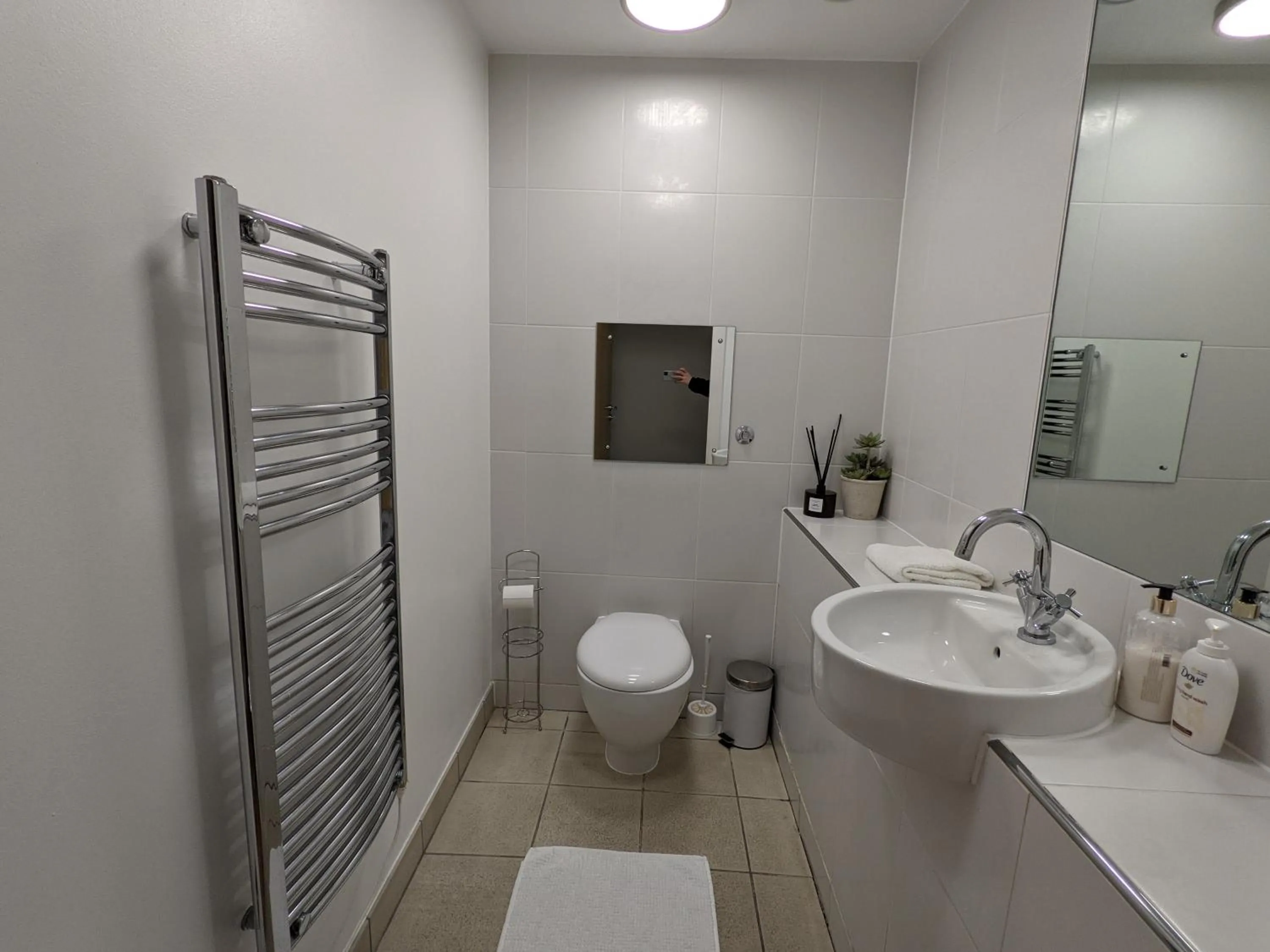 Bathroom in Heart of the City - FREE PARKING