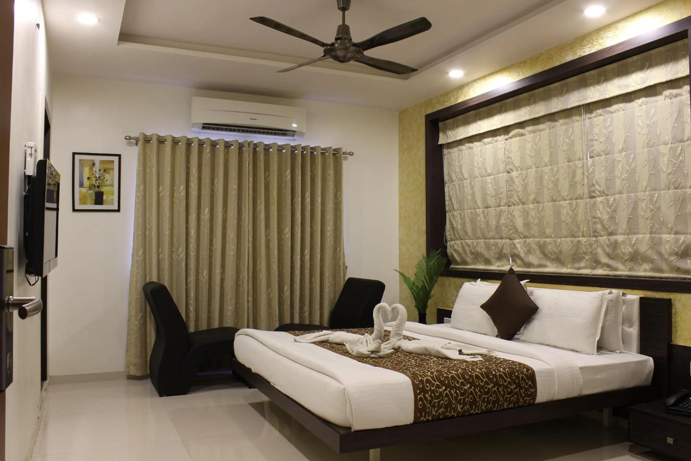 Bedroom, Bed in Hotel Jyoti