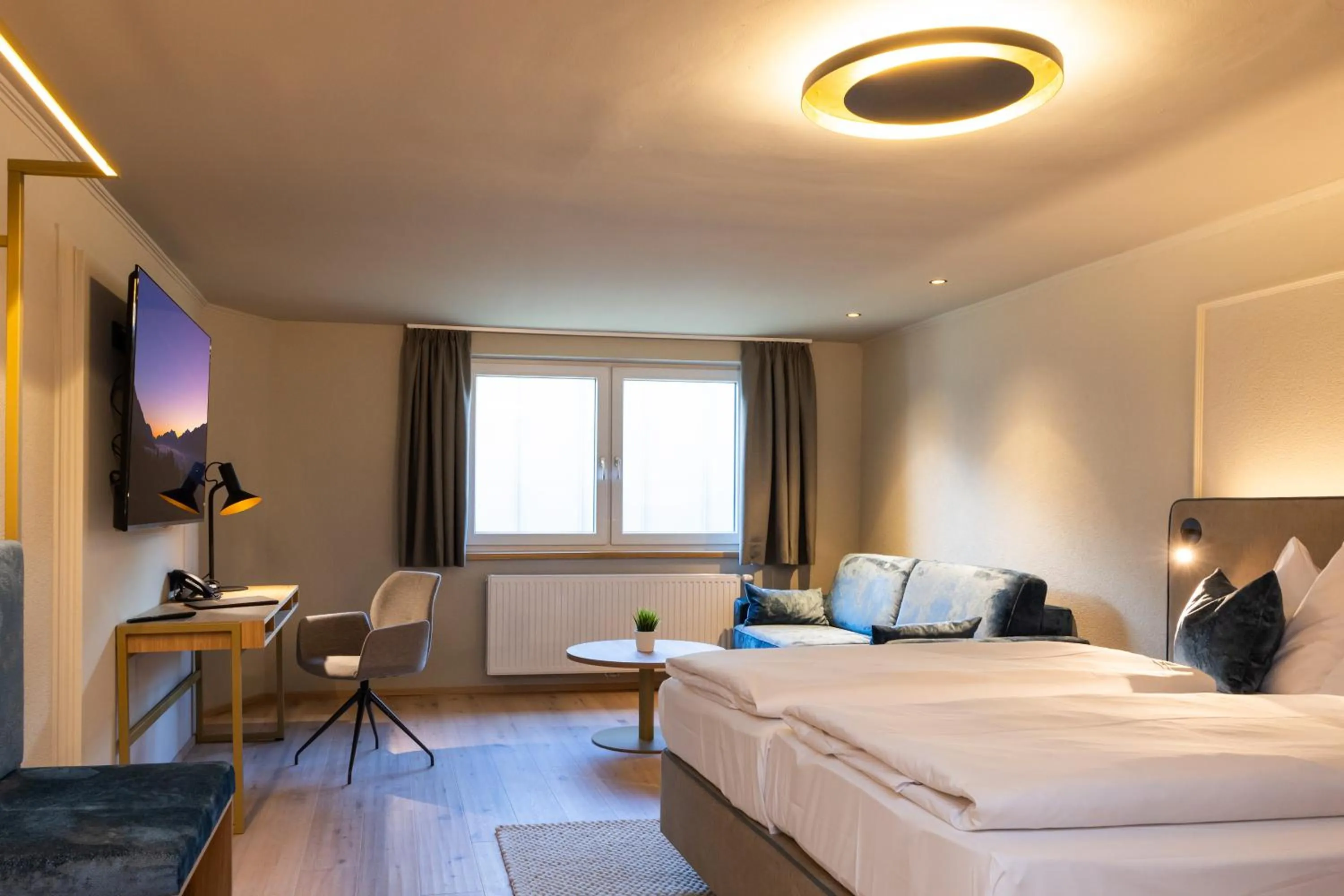 Photo of the whole room, Bed in Hotel Zum Mohren