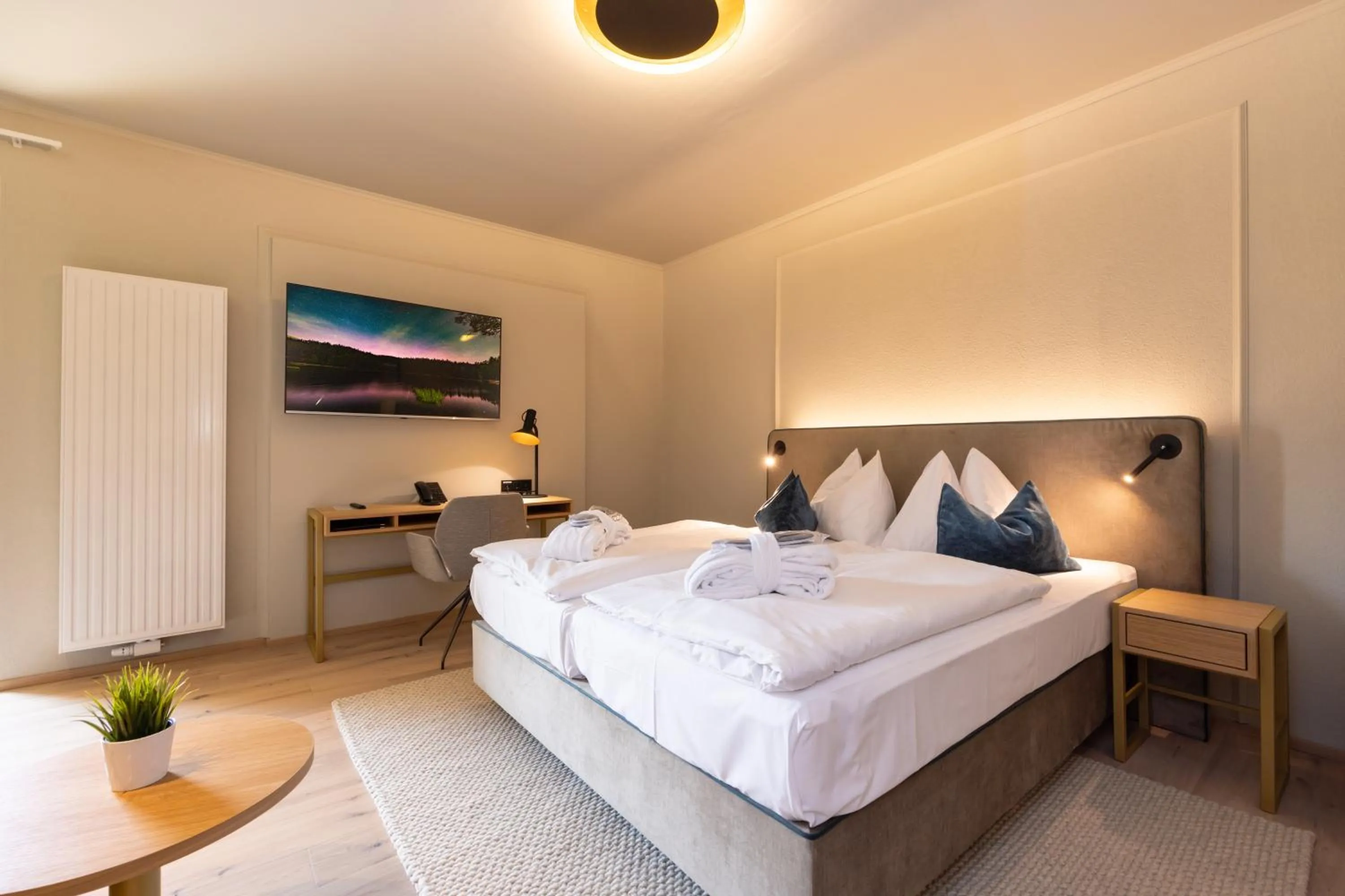 Photo of the whole room, Bed in Hotel Zum Mohren