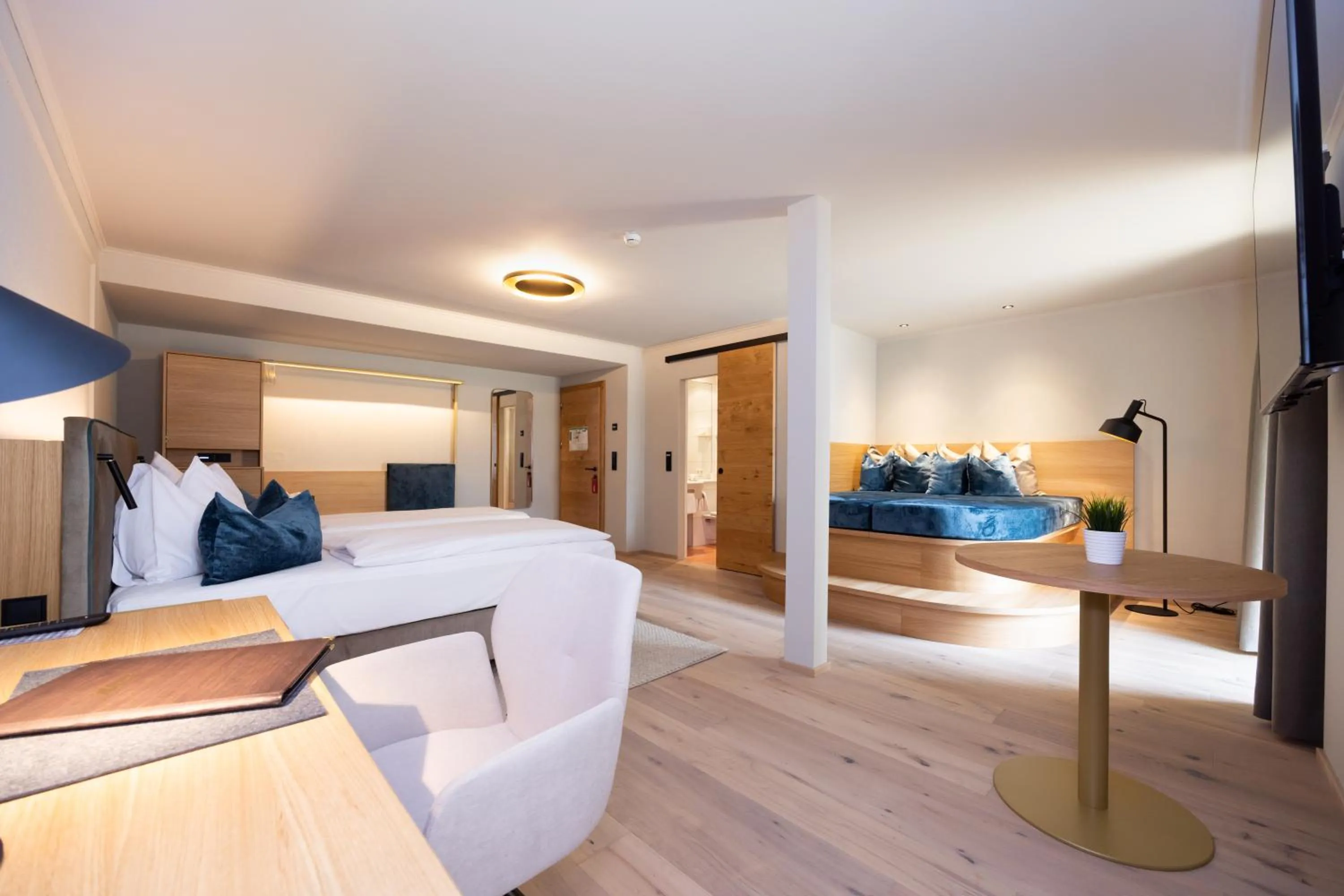 Photo of the whole room, Bed in Hotel Zum Mohren