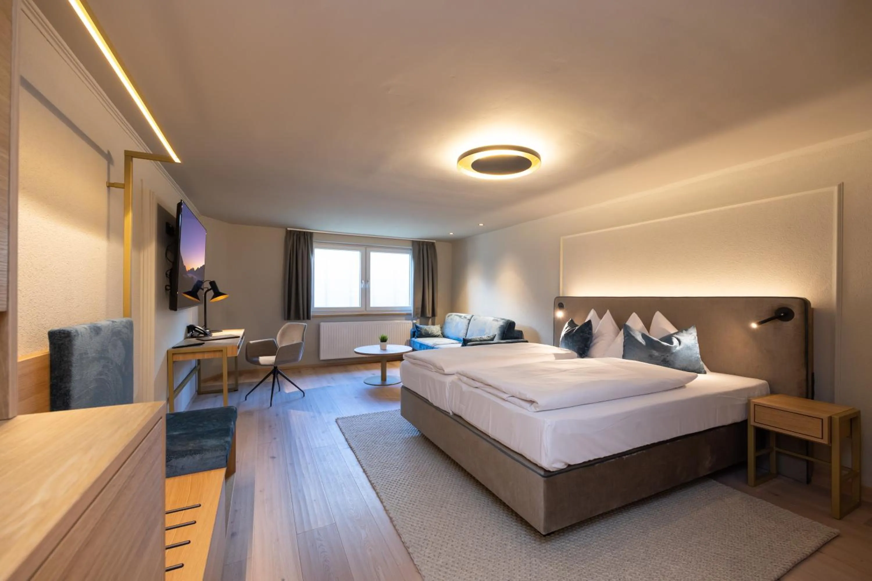 Photo of the whole room, Bed in Hotel Zum Mohren