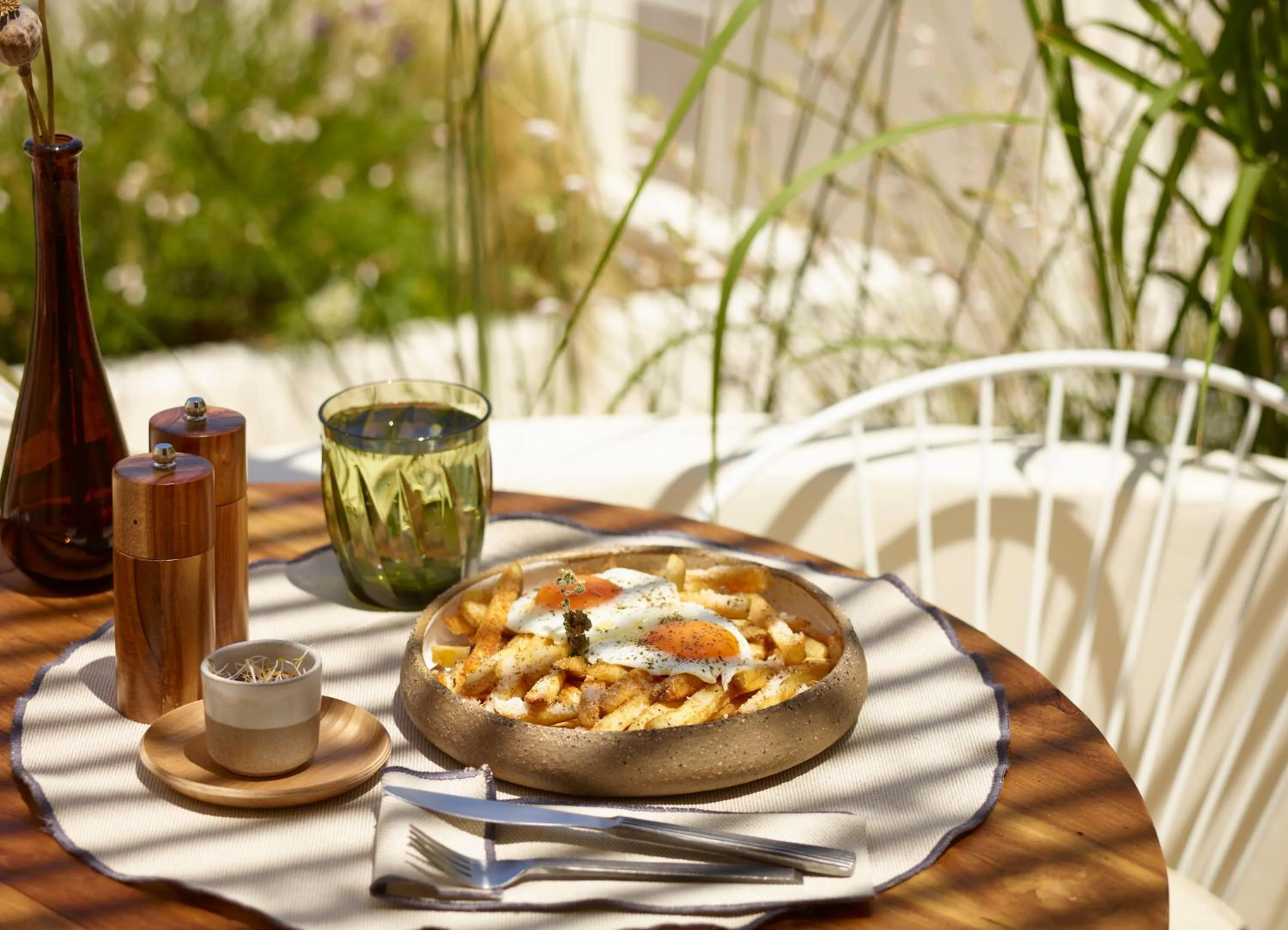 Food and drinks in White Pebble Suites