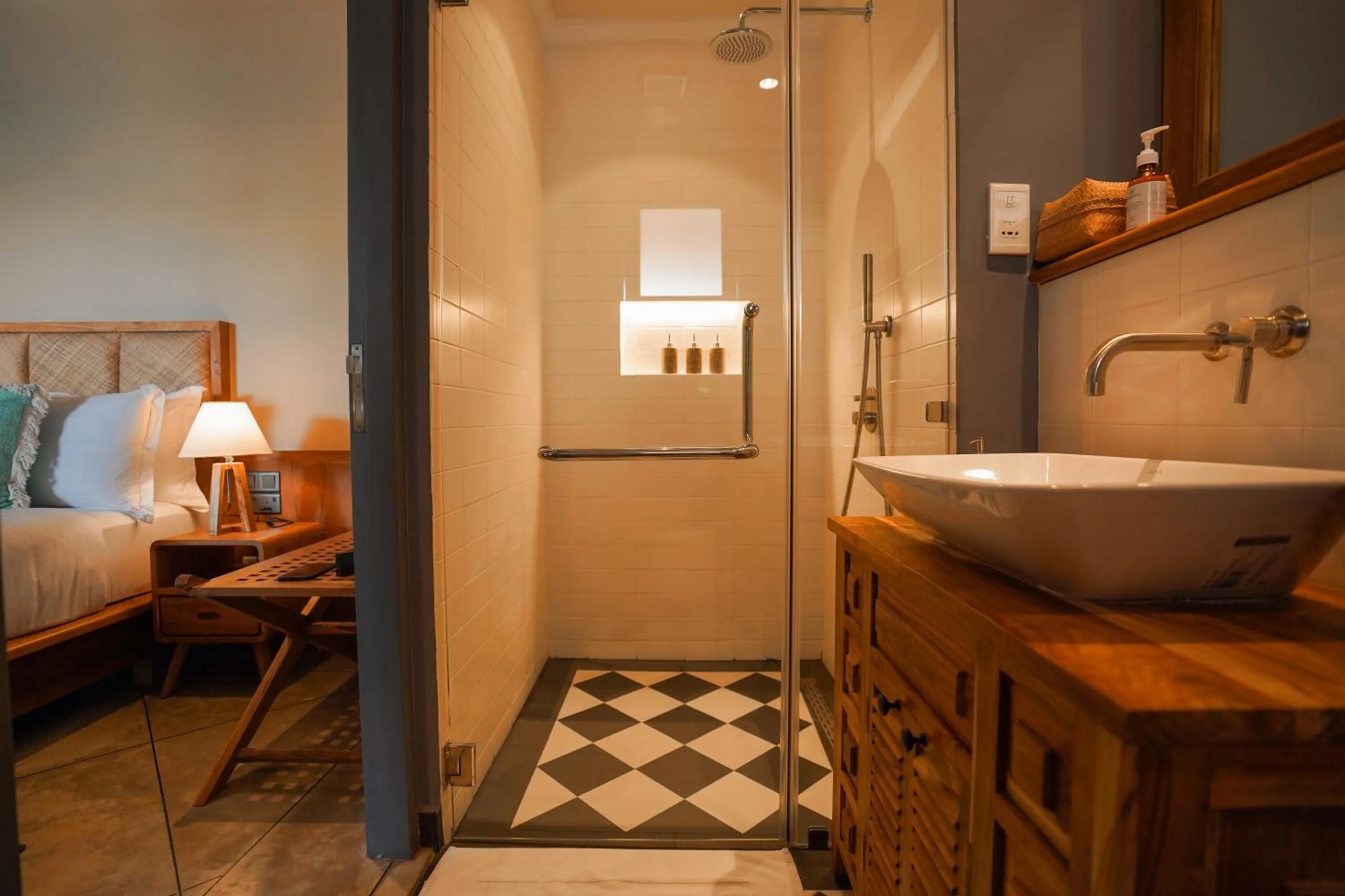 Bathroom, Bed in The Merchant