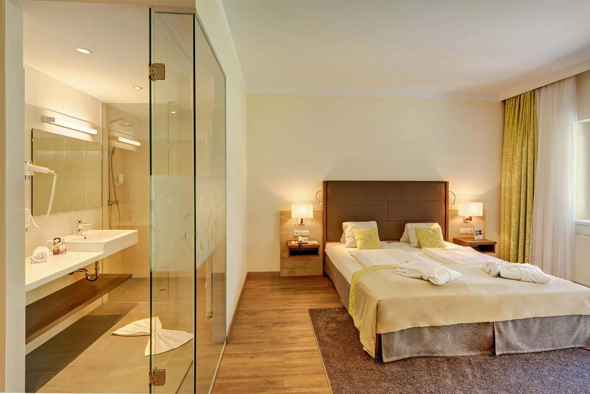 Bathroom, Bed in Hotel Schneeberghof