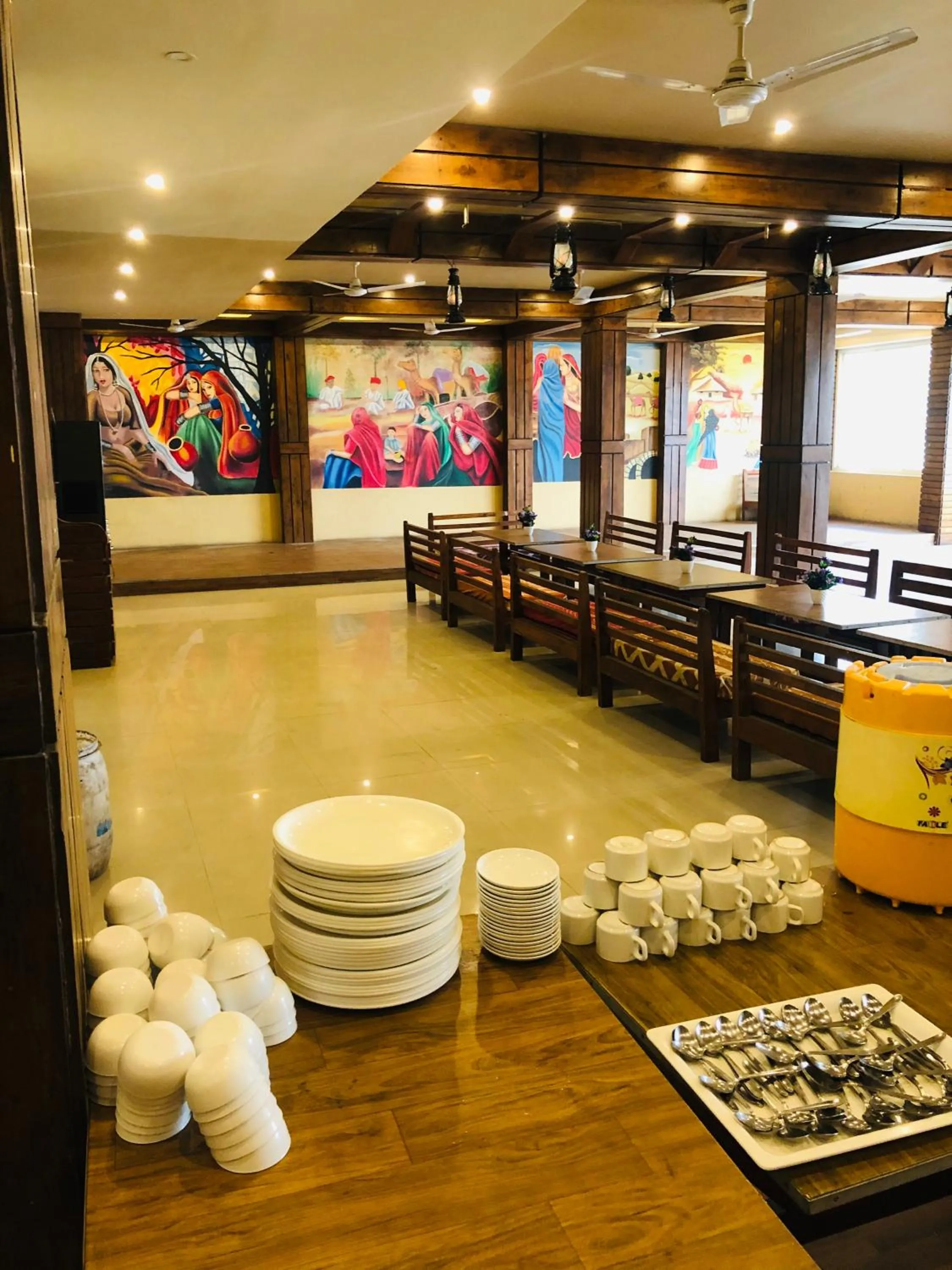 Restaurant/places to eat in Hotel Satyug Inn