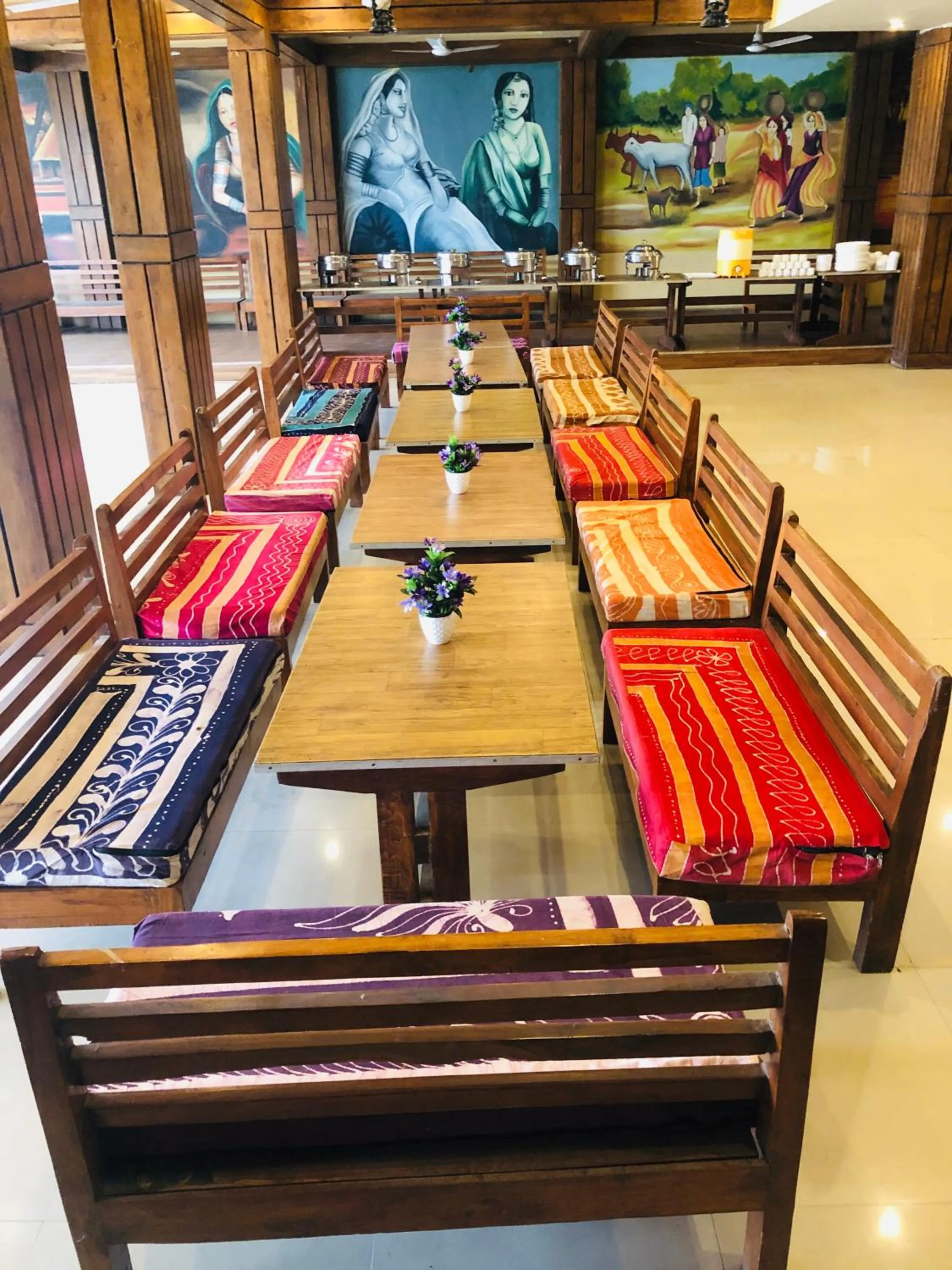 Restaurant/places to eat in Hotel Satyug Inn