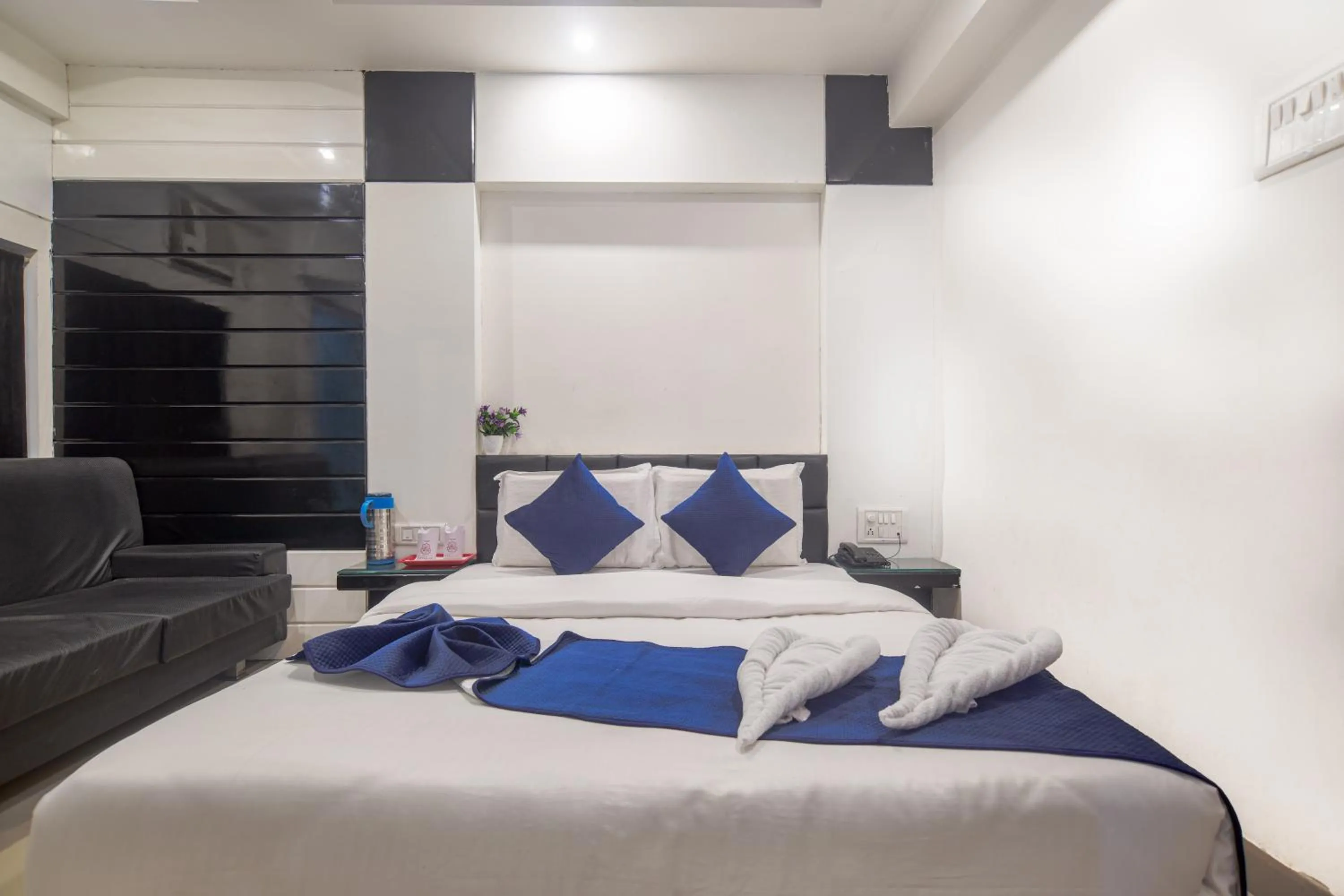 Bed in Hotel Satyug Inn