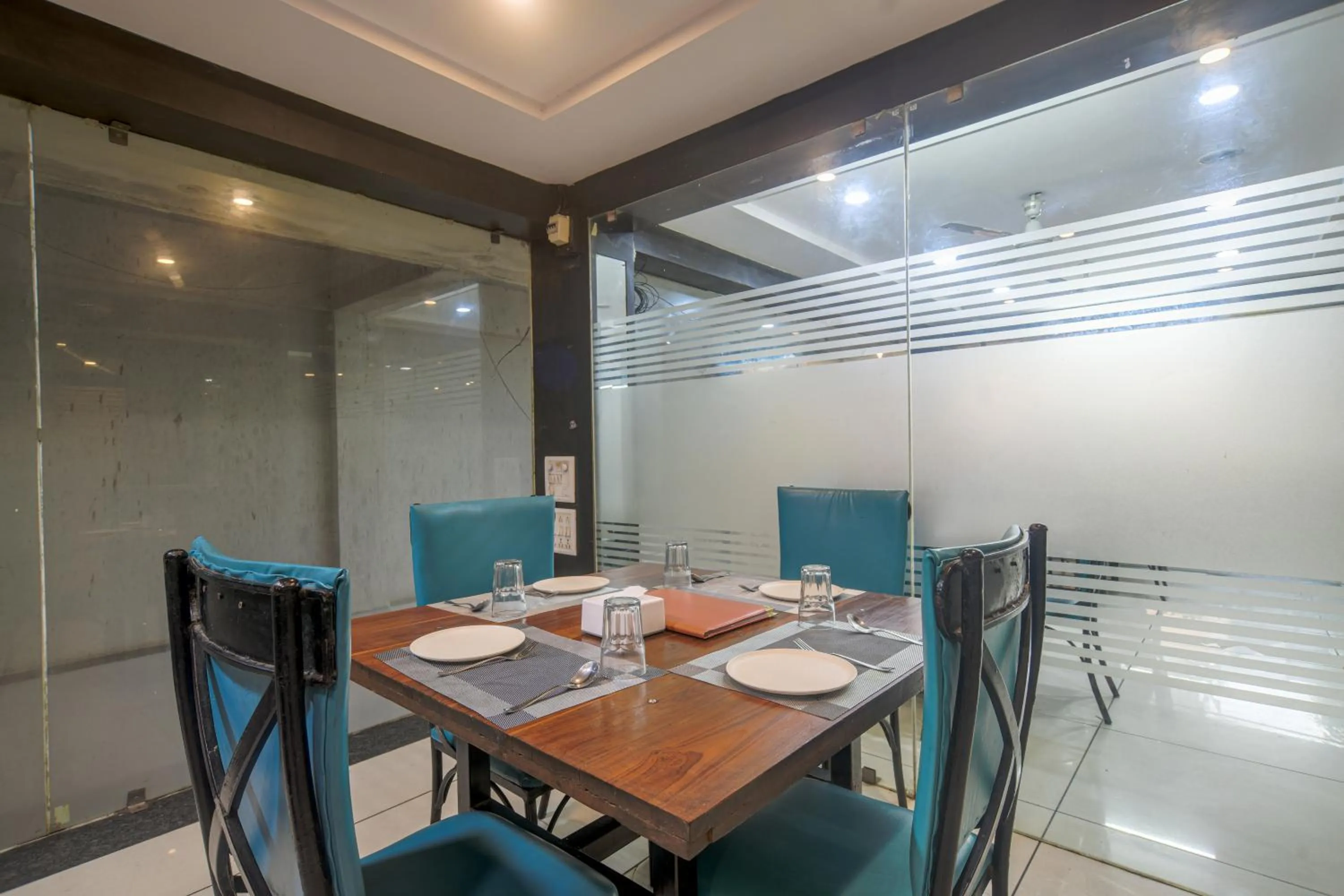 Restaurant/places to eat in Hotel Satyug Inn