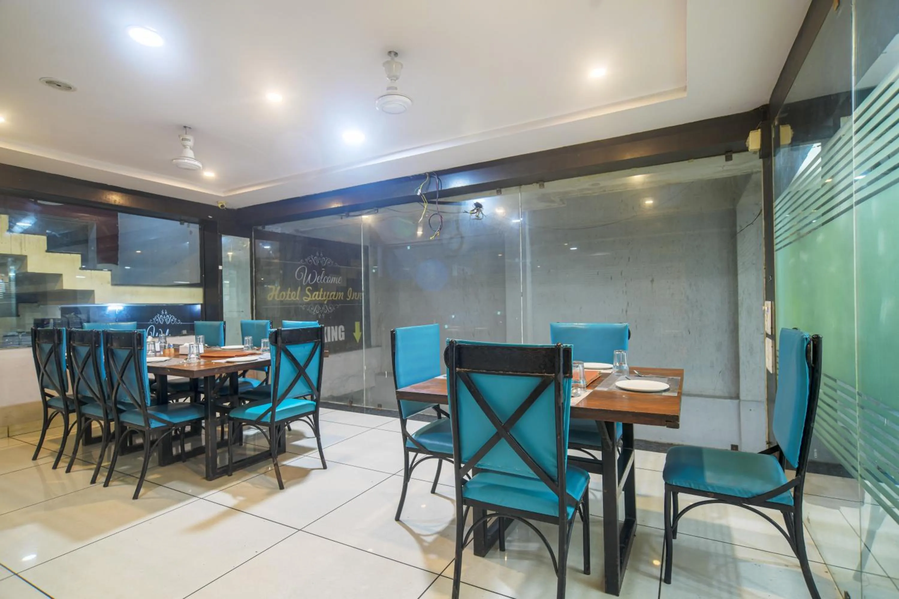 Restaurant/places to eat in Hotel Satyug Inn