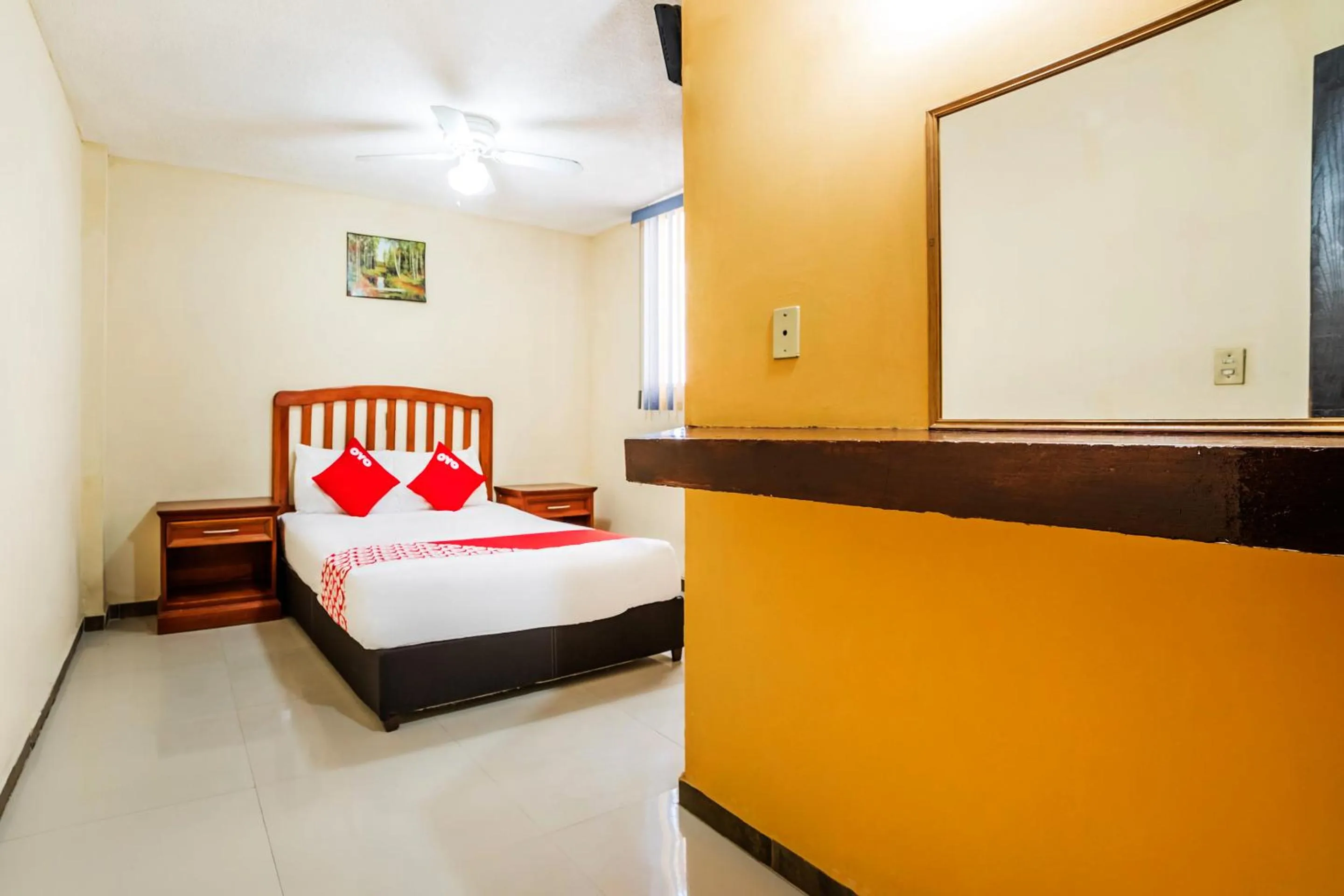 Photo of the whole room, Bed in OYO Hotel Bugambilia, San Luis Potosí