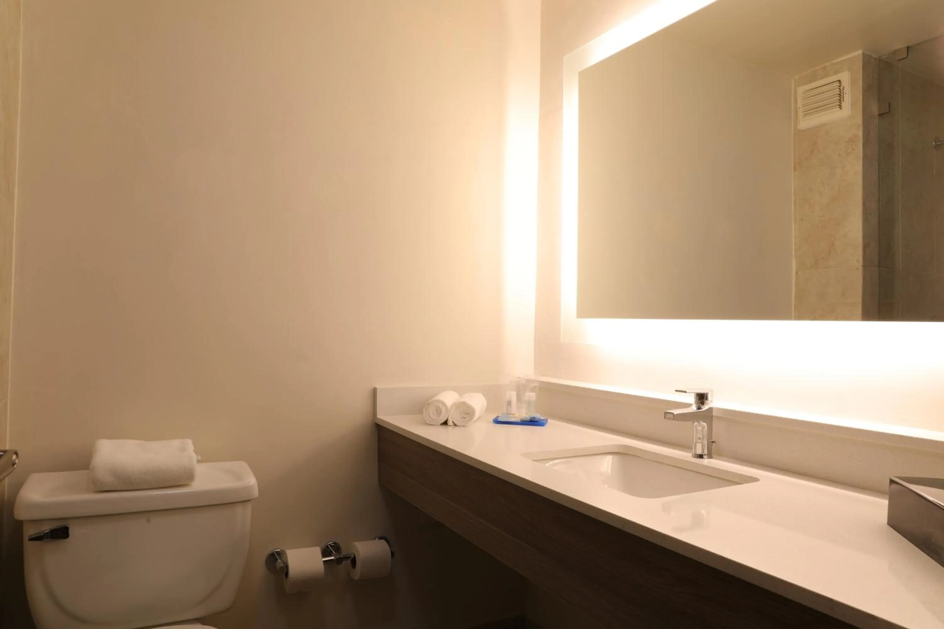 Photo of the whole room in Holiday Inn Express Piedras Negras by IHG